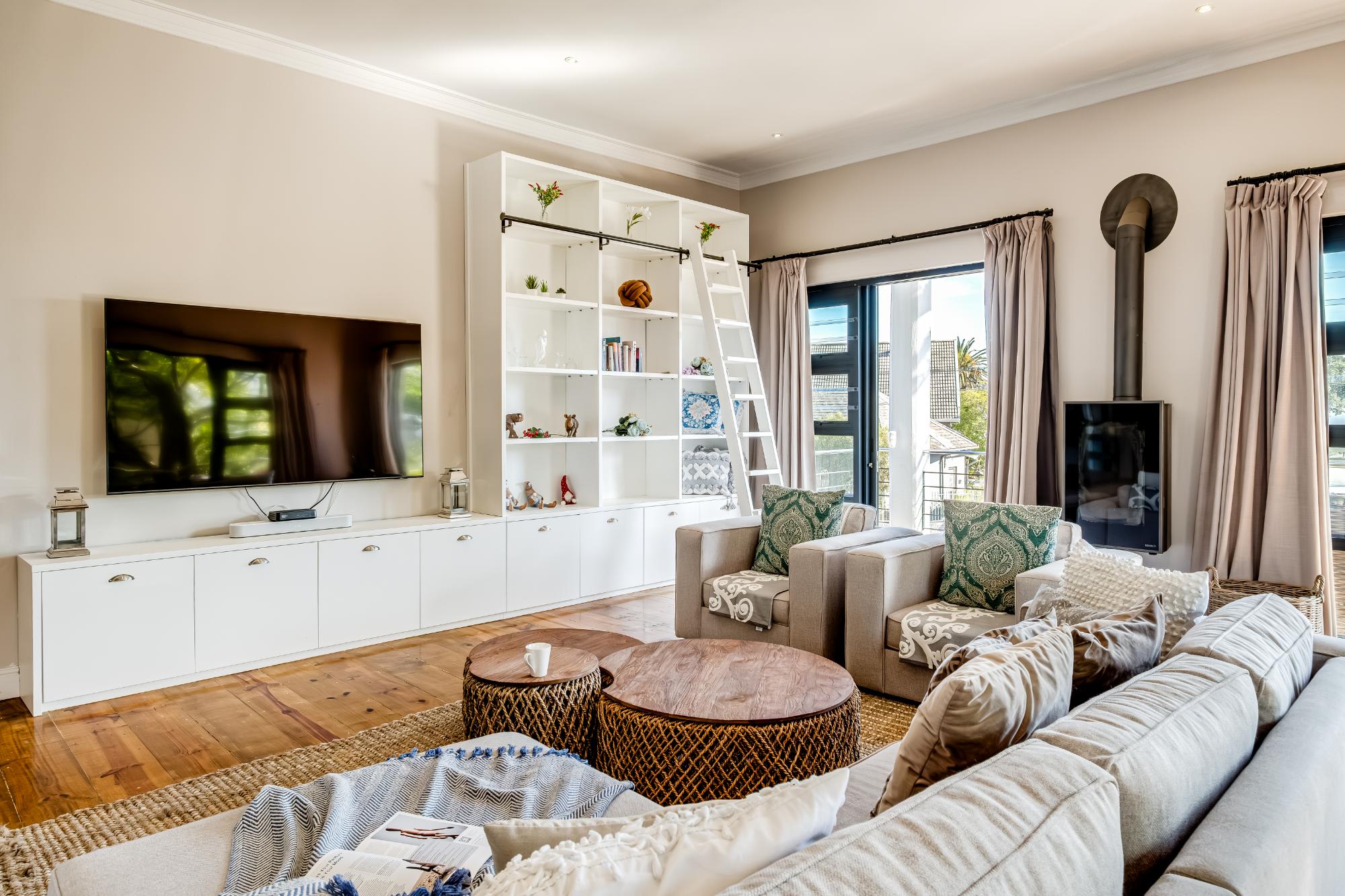 Camps Bay 4bed Villa w Pool Luxe on Central | Photo 2