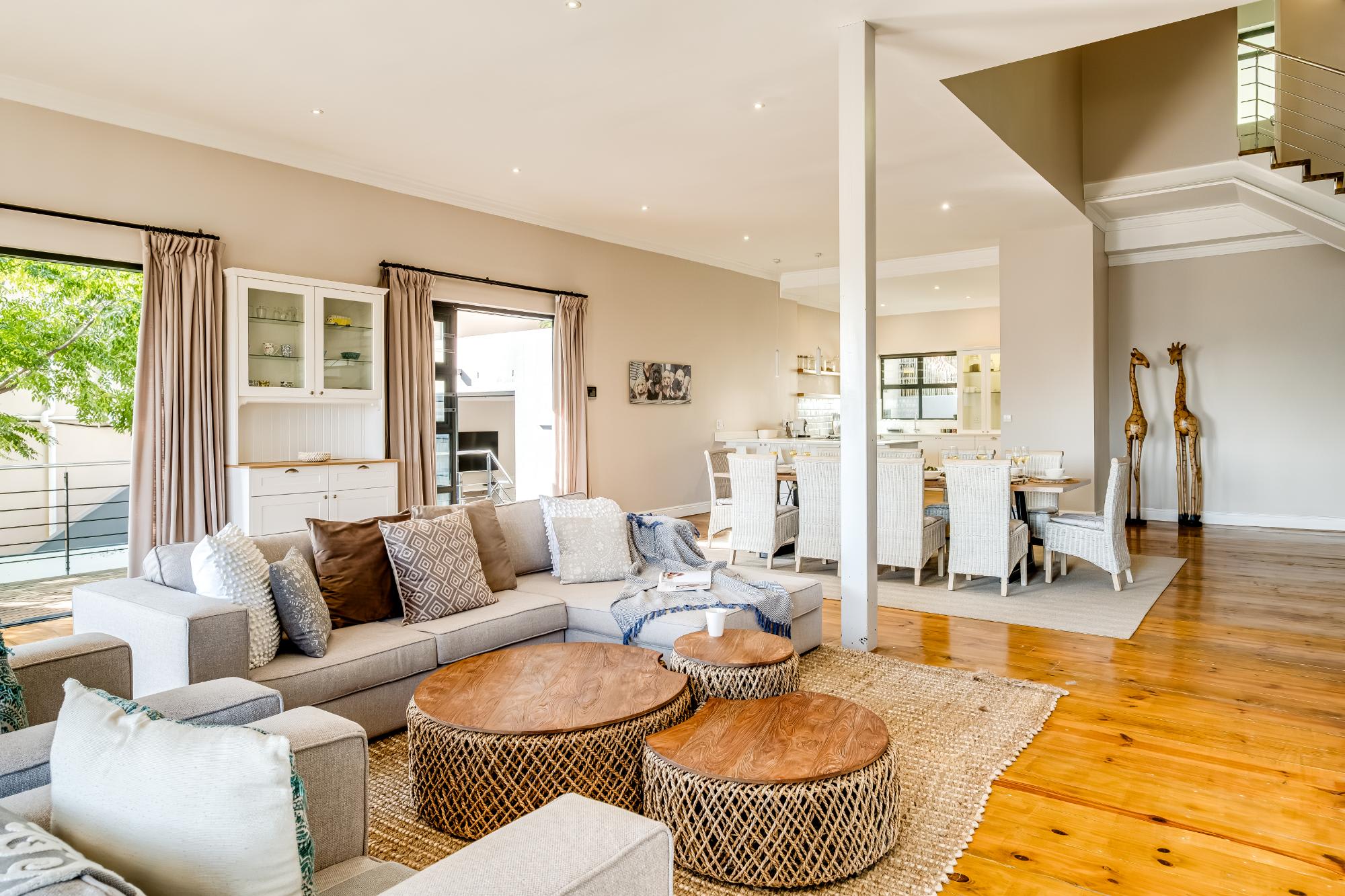 Camps Bay 4bed Villa w Pool Luxe on Central 10