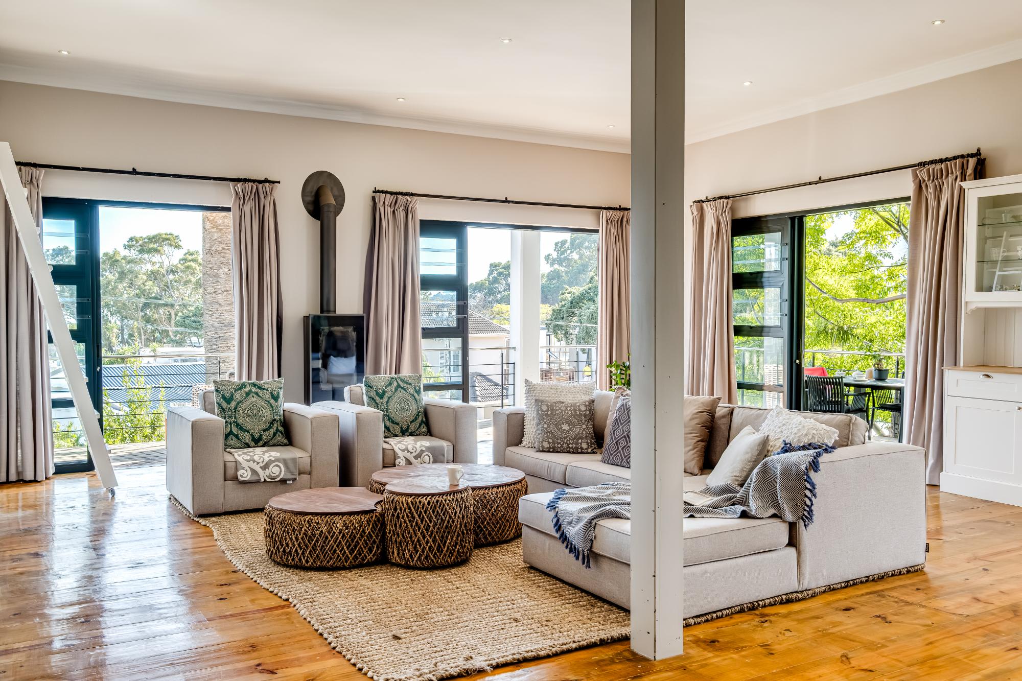 Camps Bay 4bed Villa w Pool Luxe on Central 9