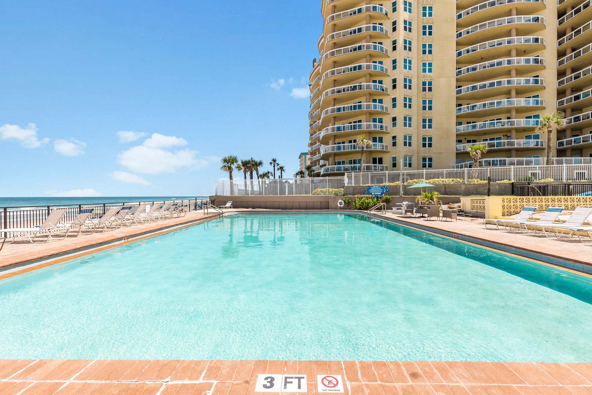 Pair-A-Dise Suites at Oceanside Inn | Beach & Pool