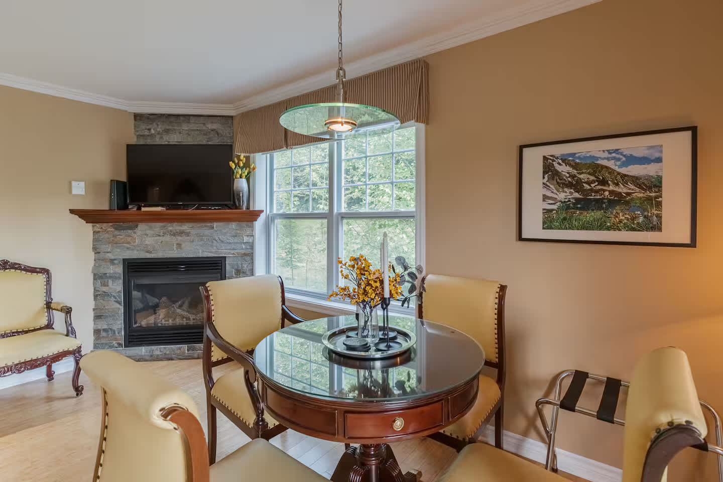 Ski Retreat, Steps to Slopes, Balcony, Fireplace 2