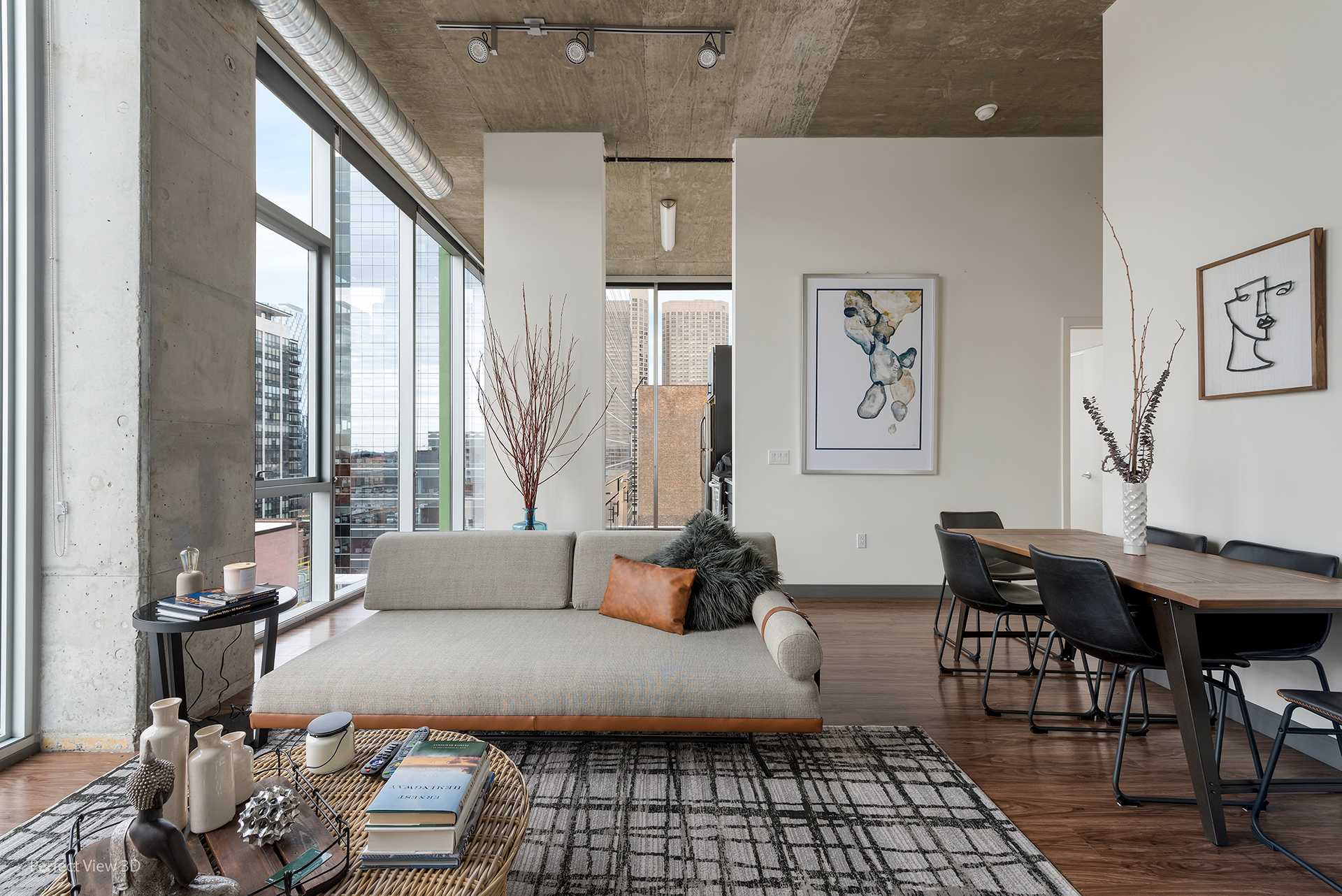 Top Floor Views + Central Comfort - Chicago, IL