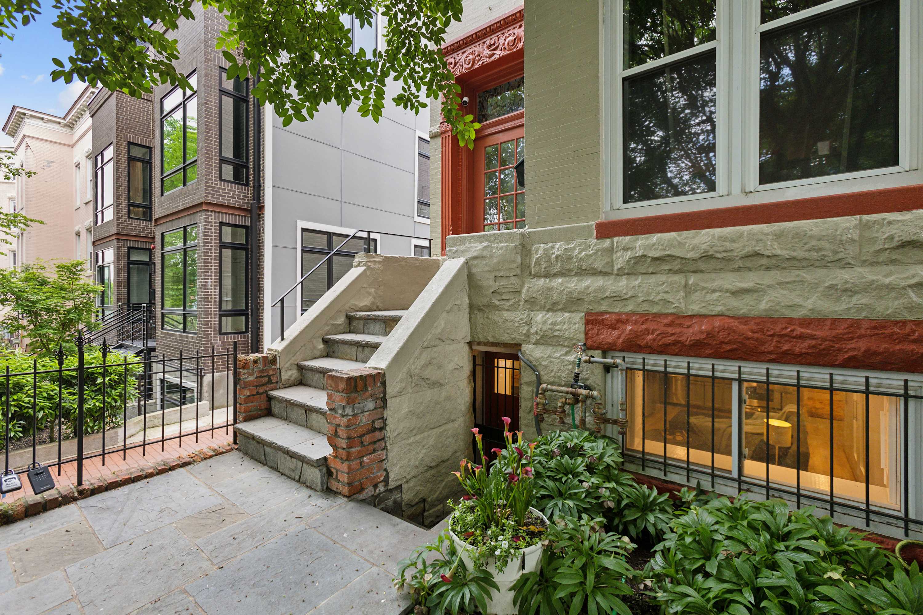 Free Parking! Large, 2BR/1.5BA with AC/TV/Internet