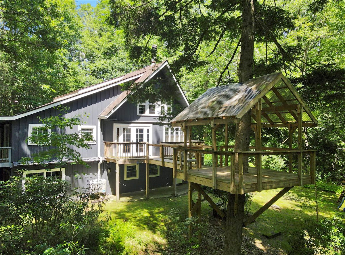 Creekside Chalet: Hot Tub, Tree House & Woods