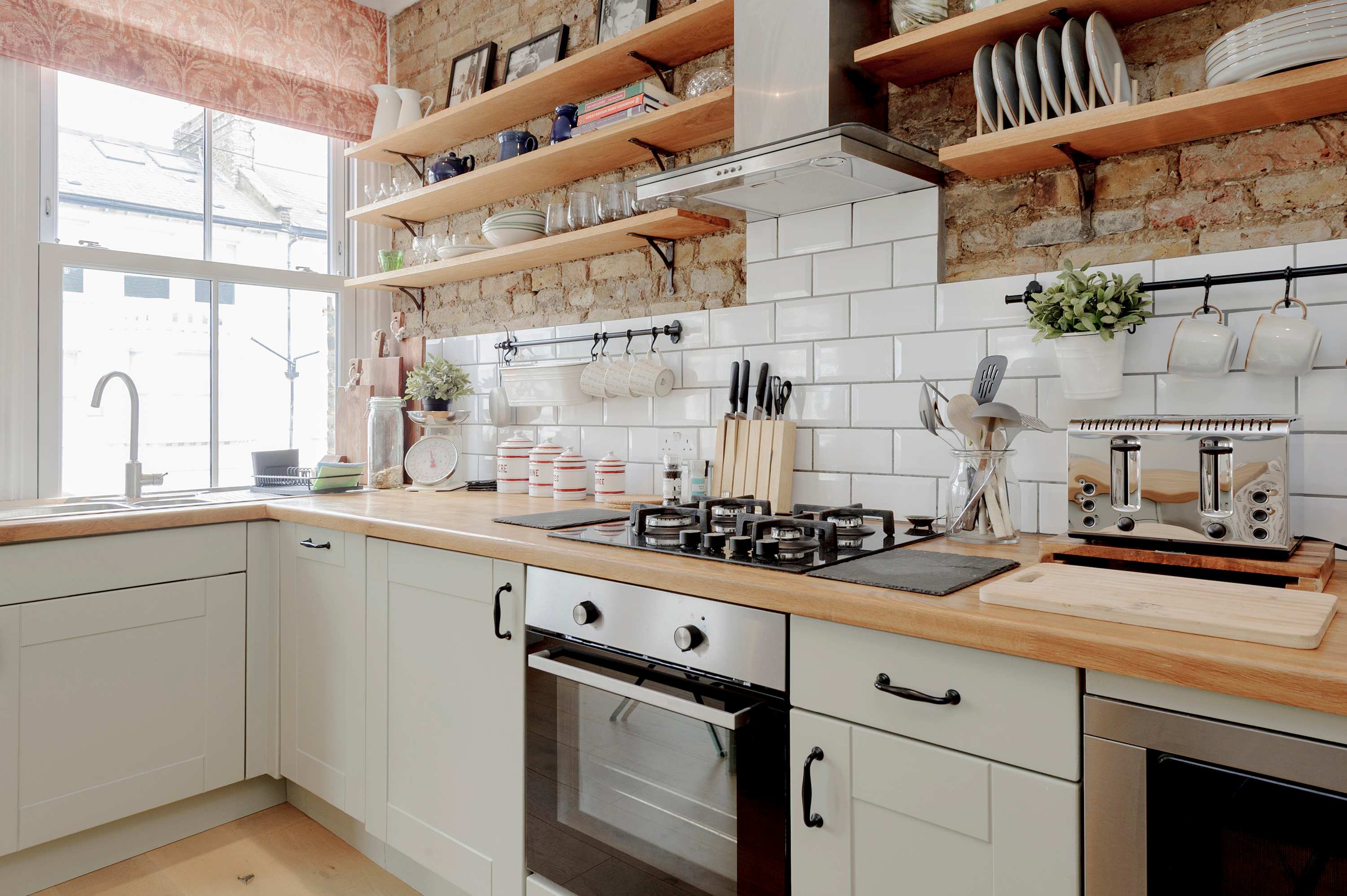Stunning 2-bedroom flat in Fulham in Tournay Road 27 SW6 7UG - Property image 11 - VivreStays
