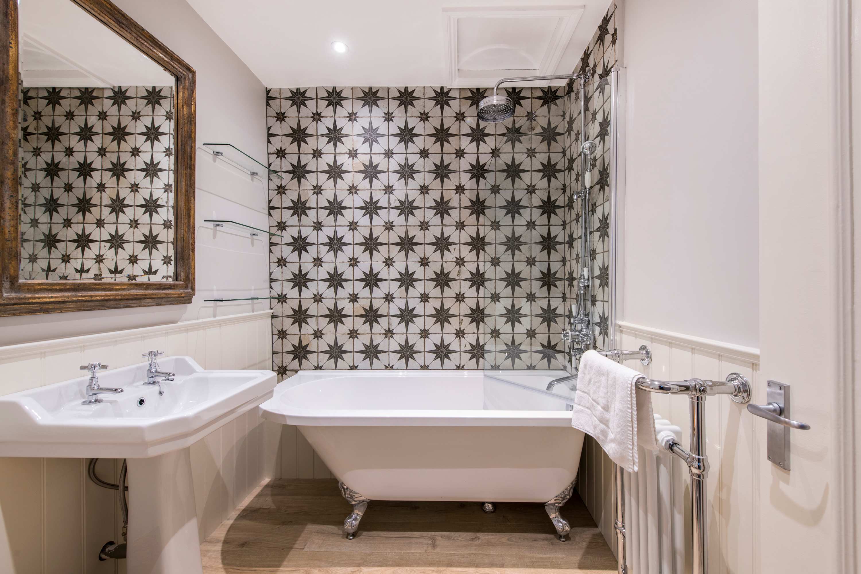 Stunning 2-bedroom flat in Fulham in Tournay Road 27 SW6 7UG - Property image 14 - VivreStays