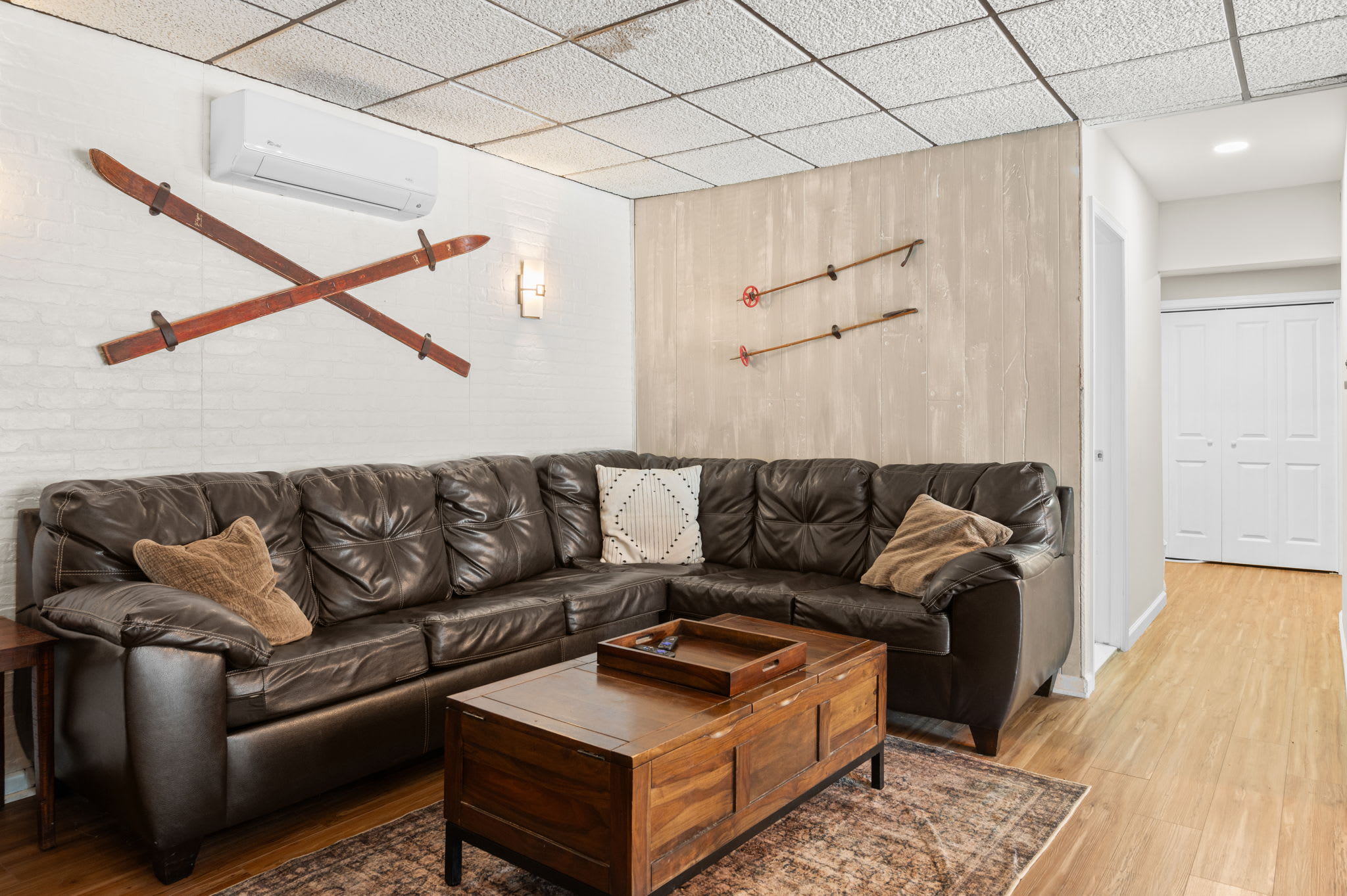 Ski lodge vibes with crossed skis on the wall and comfy seating