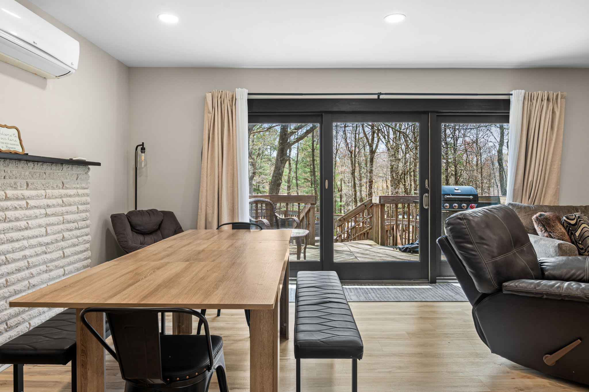 Dine with a view of the wooded surroundings through the sliding doors