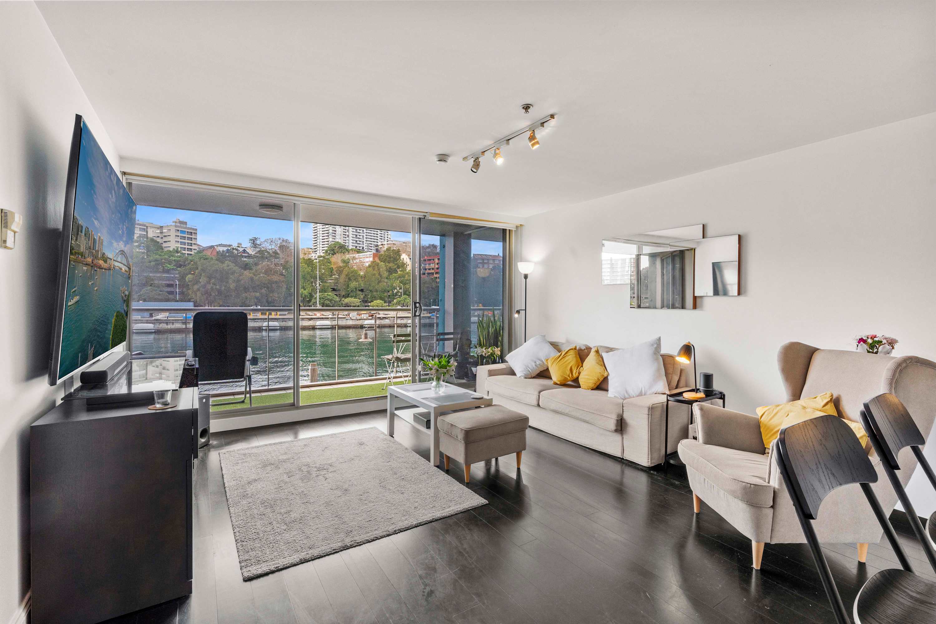 Stylish 2BR Finger Wharf Getaway