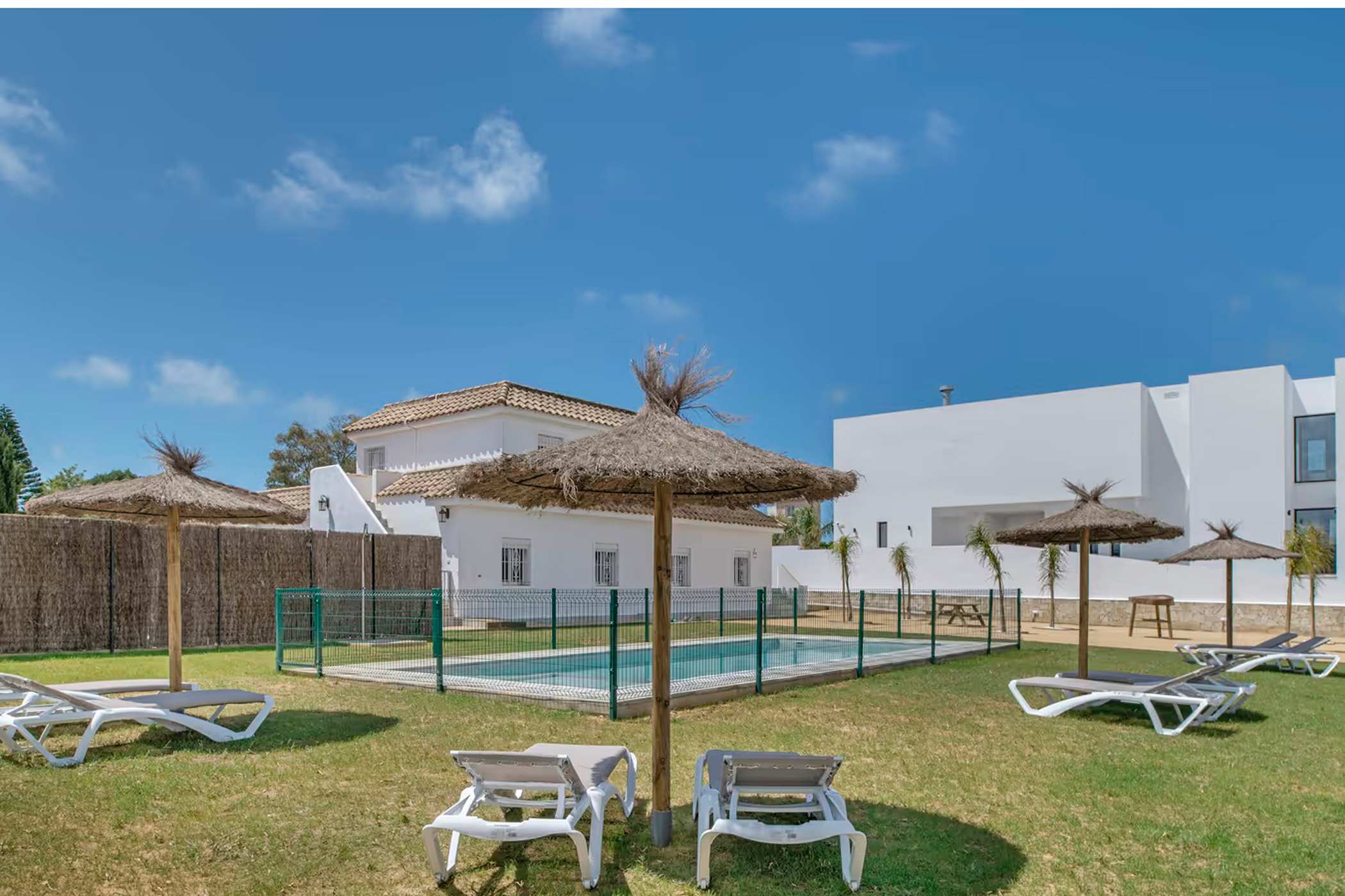 Apartamento accesible en Conil con piscina compartida, parking y jardín privado - image 21