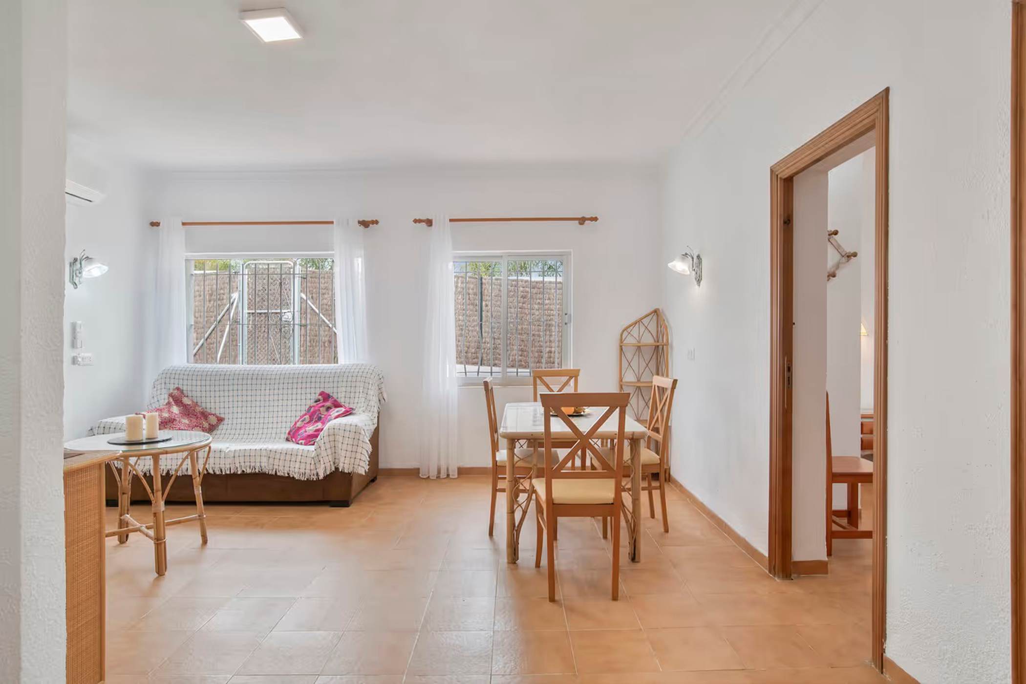 Apartamento accesible en Conil con piscina compartida, parking y jardín privado - image 2