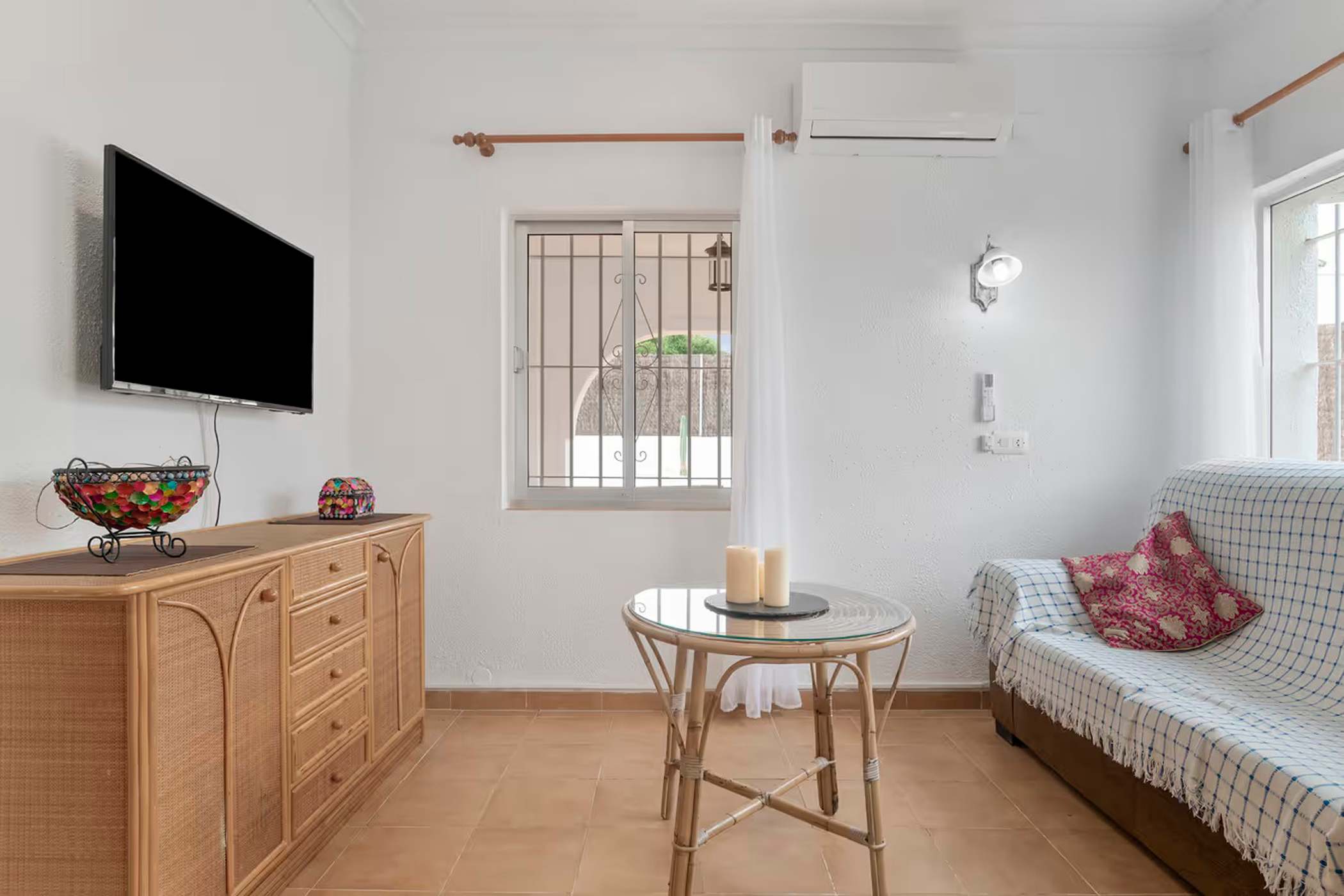 Apartamento accesible en Conil con piscina compartida, parking y jardín privado - image 3