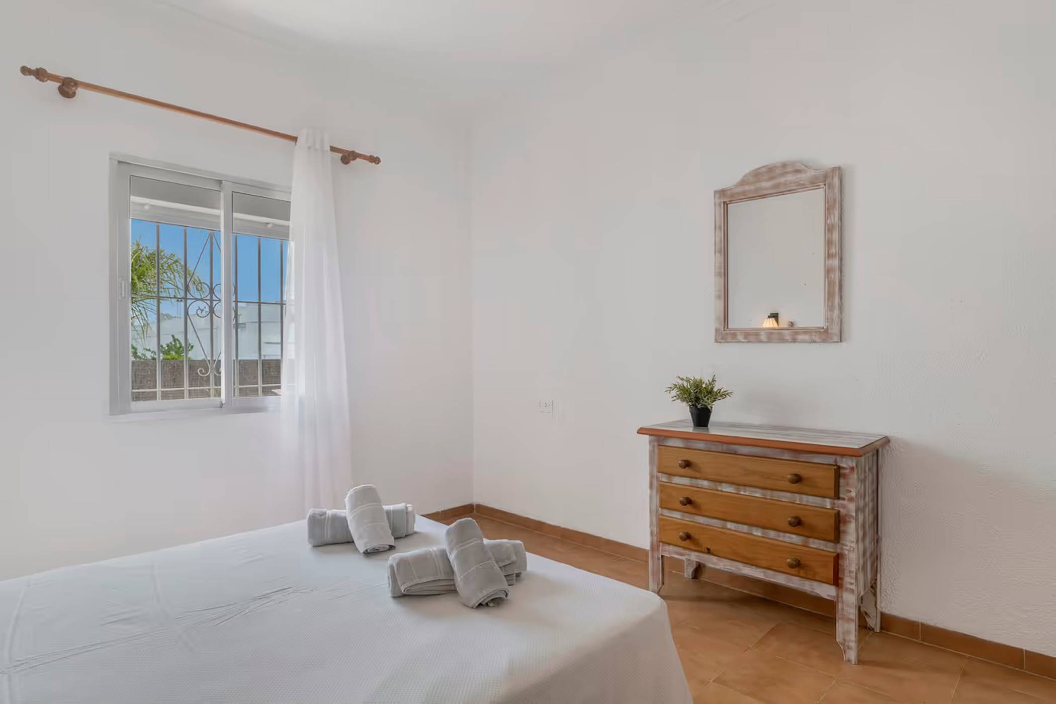 Apartamento accesible en Conil con piscina compartida, parking y jardín privado - image 9