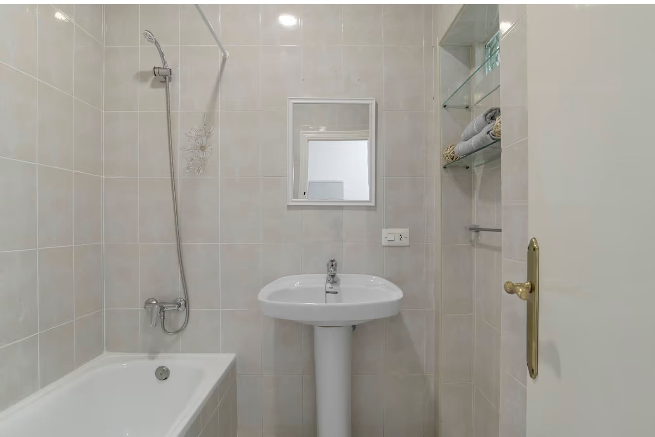Apartamento accesible en Conil con piscina compartida, parking y jardín privado - image 11