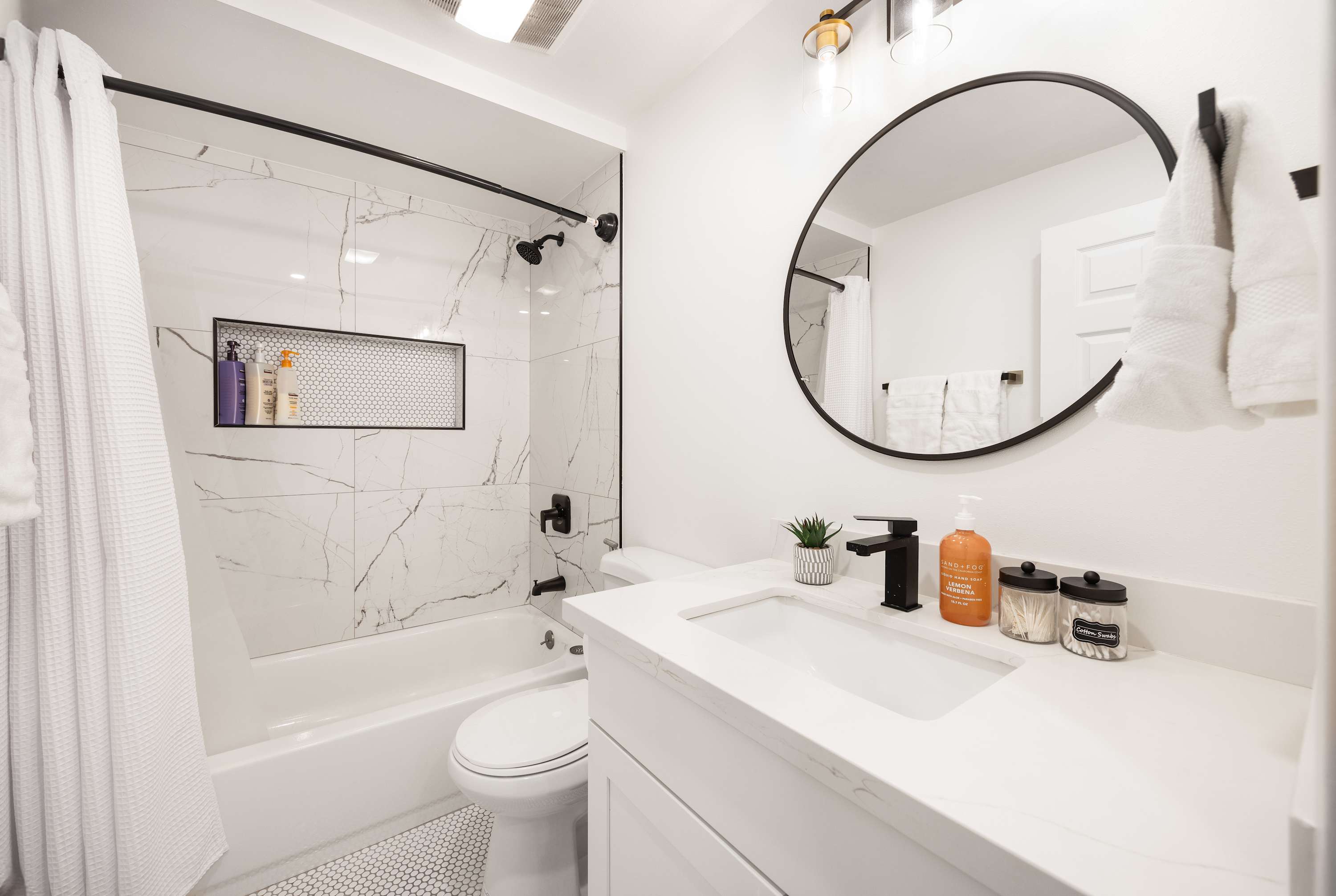 Brand New 1BR Designer's Oasis 1min to I-5, Costo