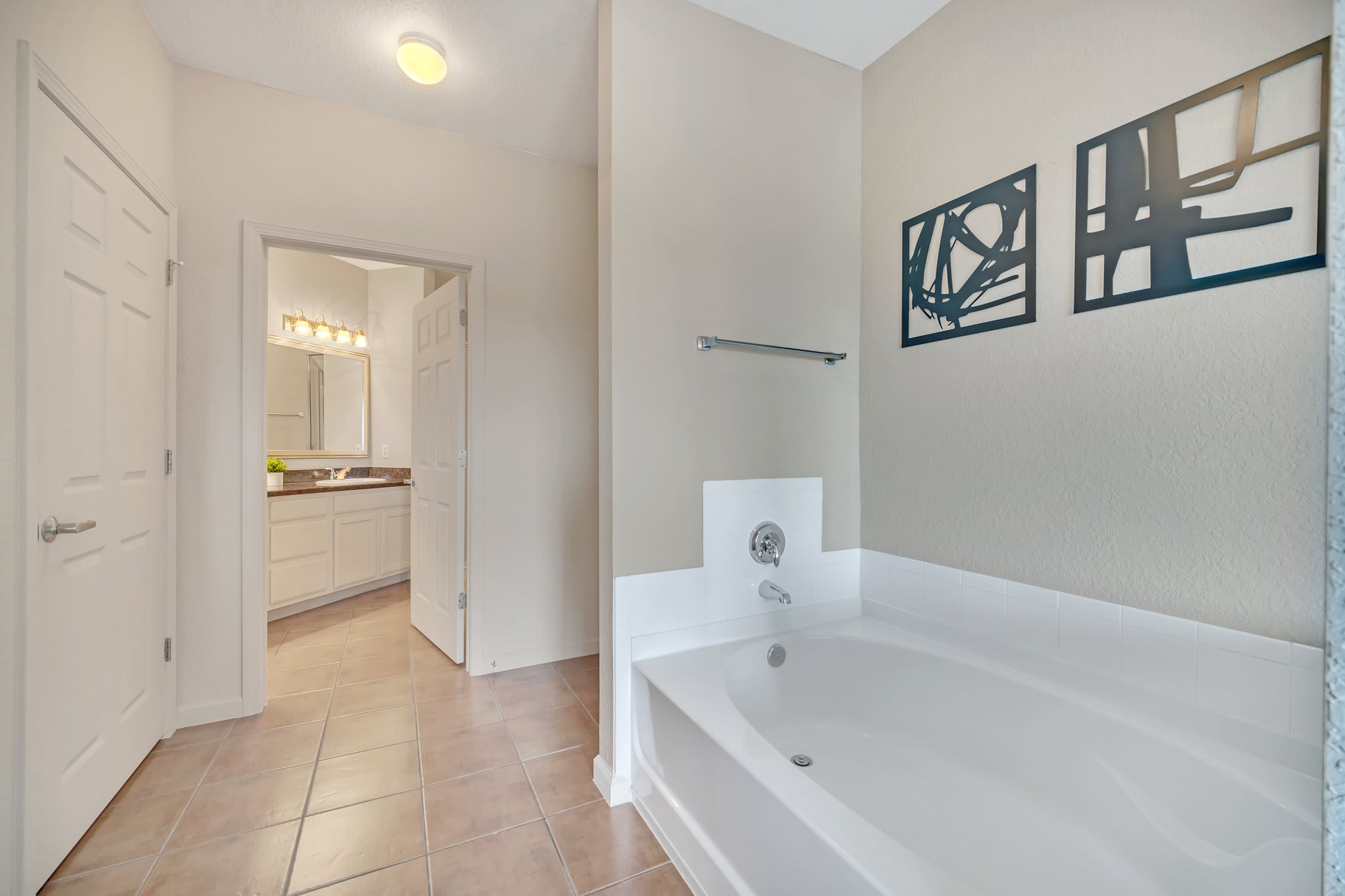 En-suite bathroom with spa-like bathtub