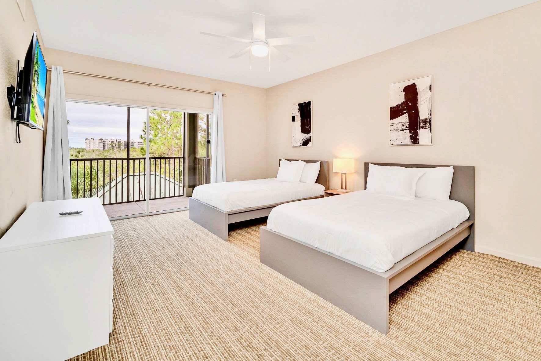 Twin double bedroom with smart TV 