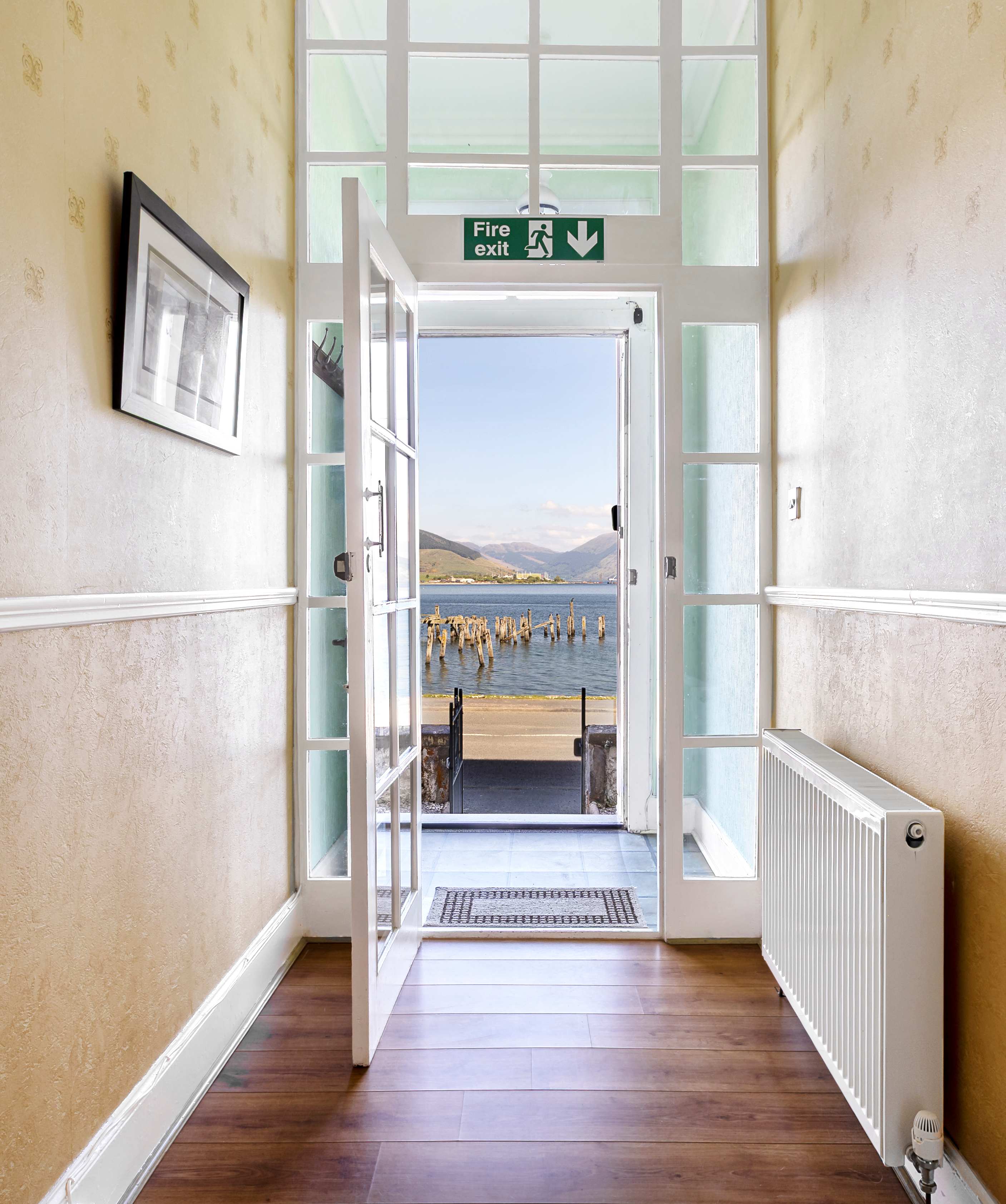 Scenic Waterfront Apartment with Stunning Loch Views in Shore Road 35 PA20 0LQ - Property image 11 - VivreStays