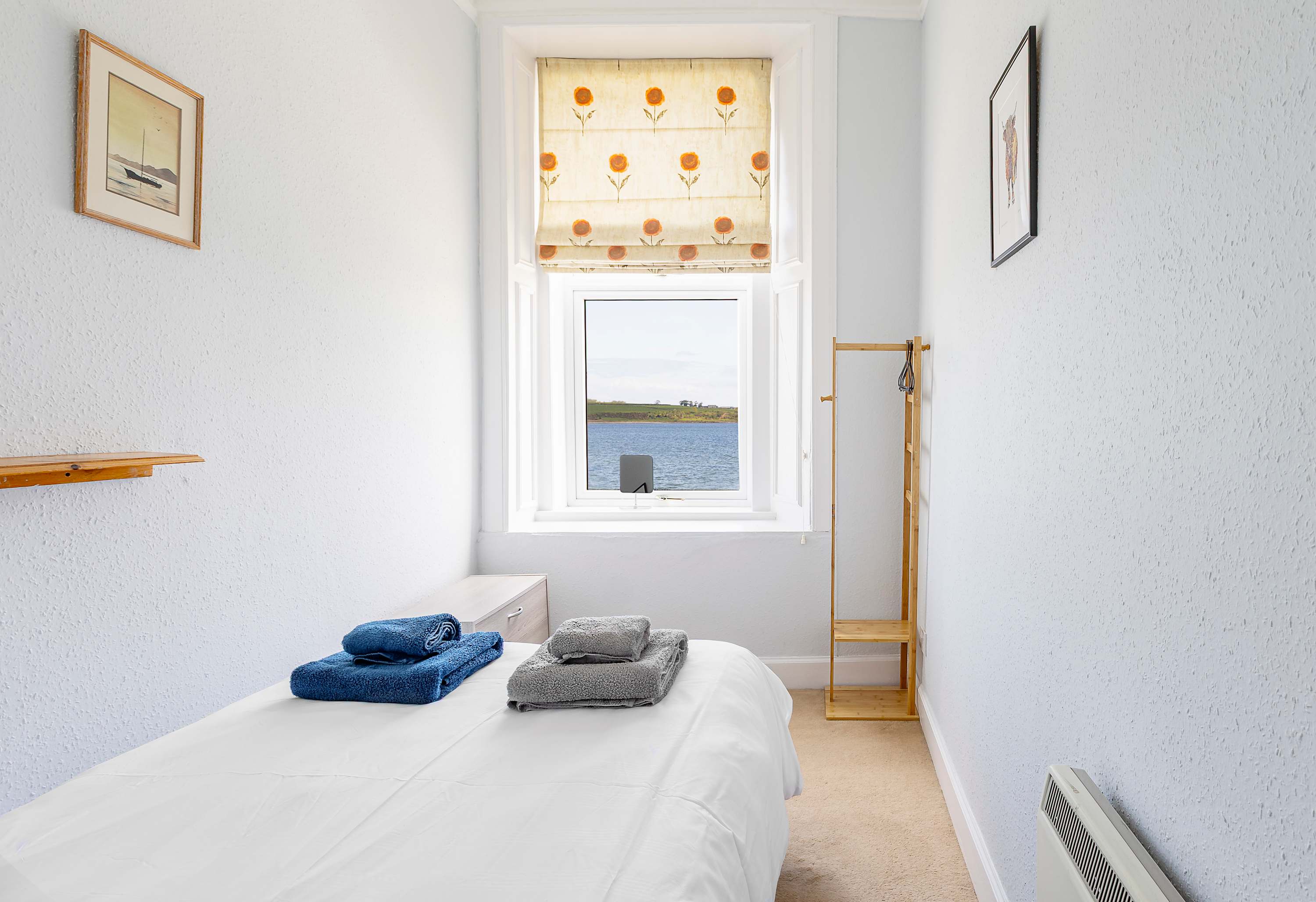 View Beachfront Apartment with Stunning Sea Views in 15 Saint Blanes Terrace PA20 9NN Beachfront Apartment with Stunning Sea Views in 15 Saint Blanes Terrace PA20 9NN - Property image 7 - VivreStays
