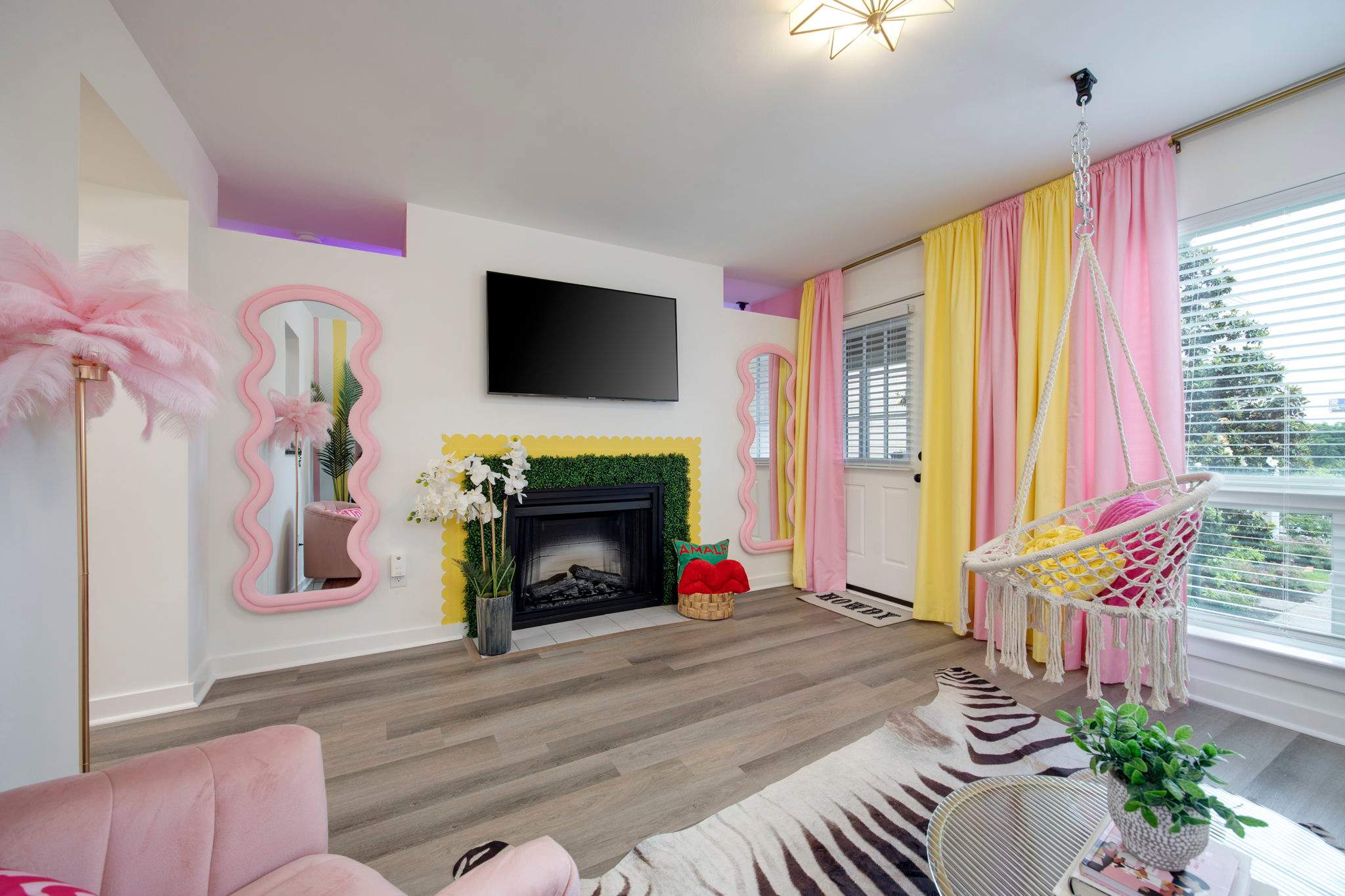 Pink Lemonade Loft | Pool | 4 Min Broadway | Bach