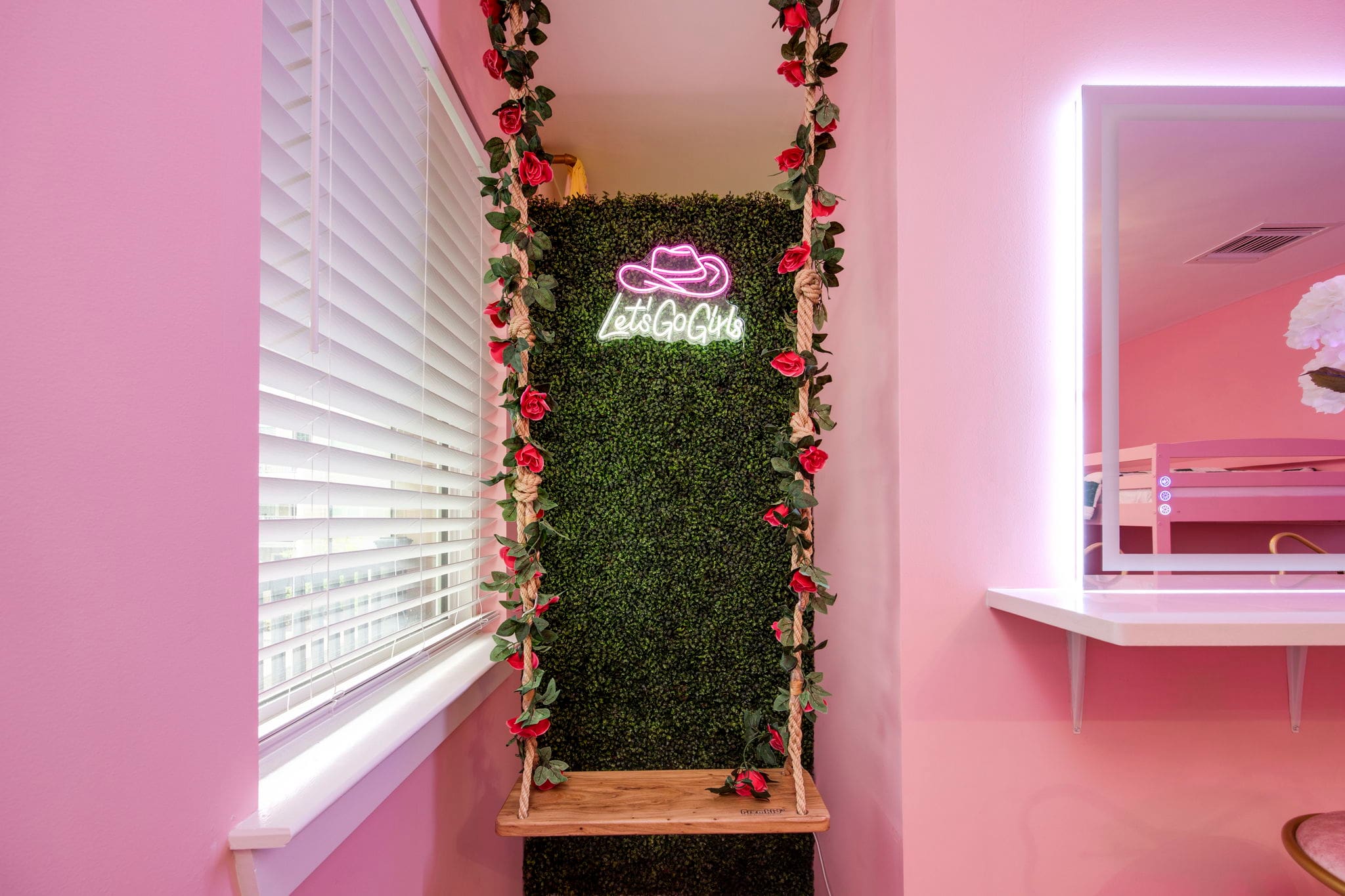 Girls Trip HQ | Flower Wall | Pool |4 Min Broadway