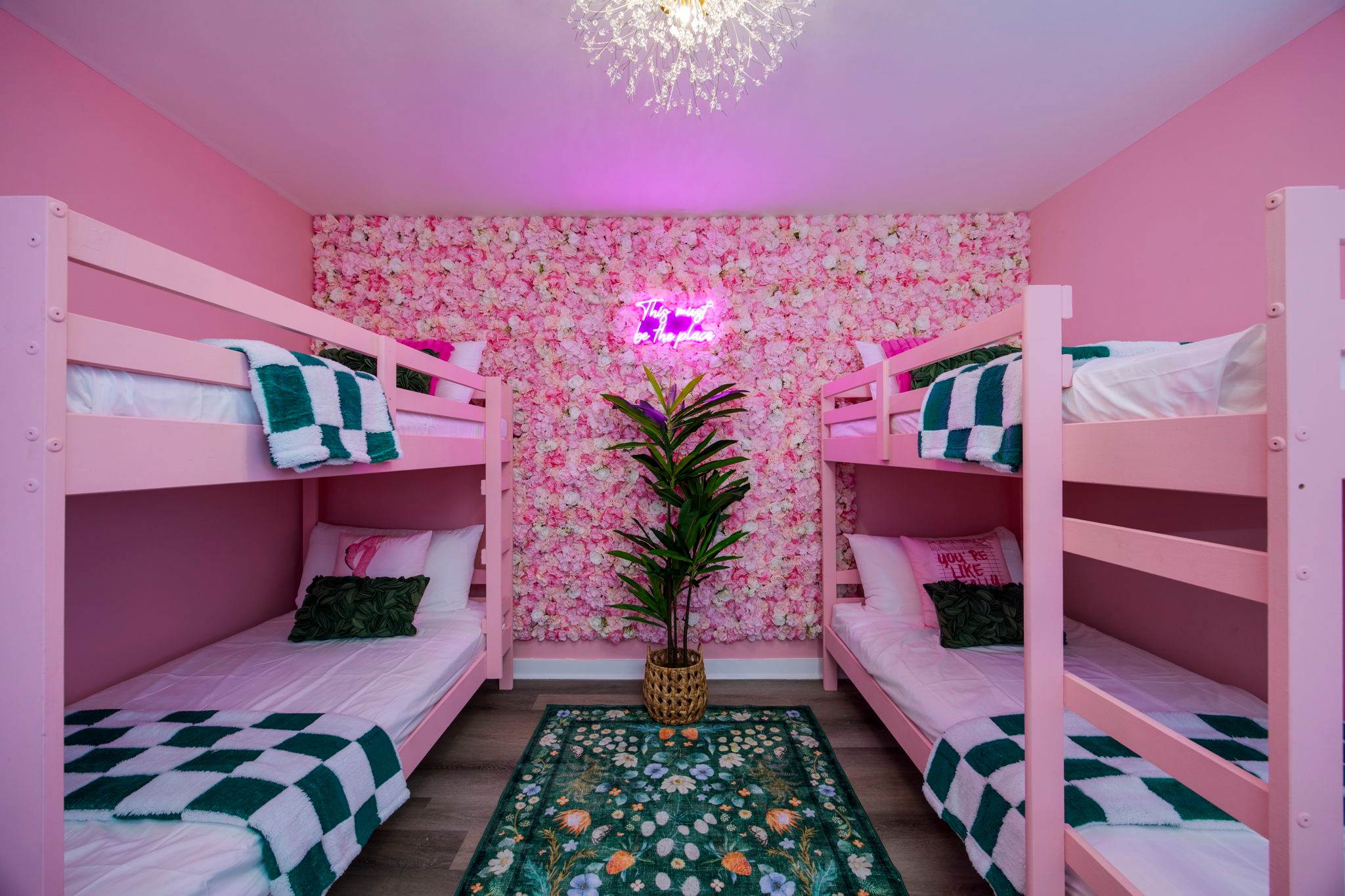Pink Lemonade Loft | Pool | 4 Min Broadway | Bach