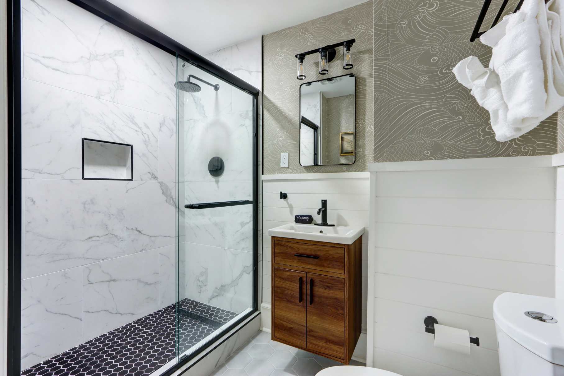 Ensuite bathroom - nice modern shower