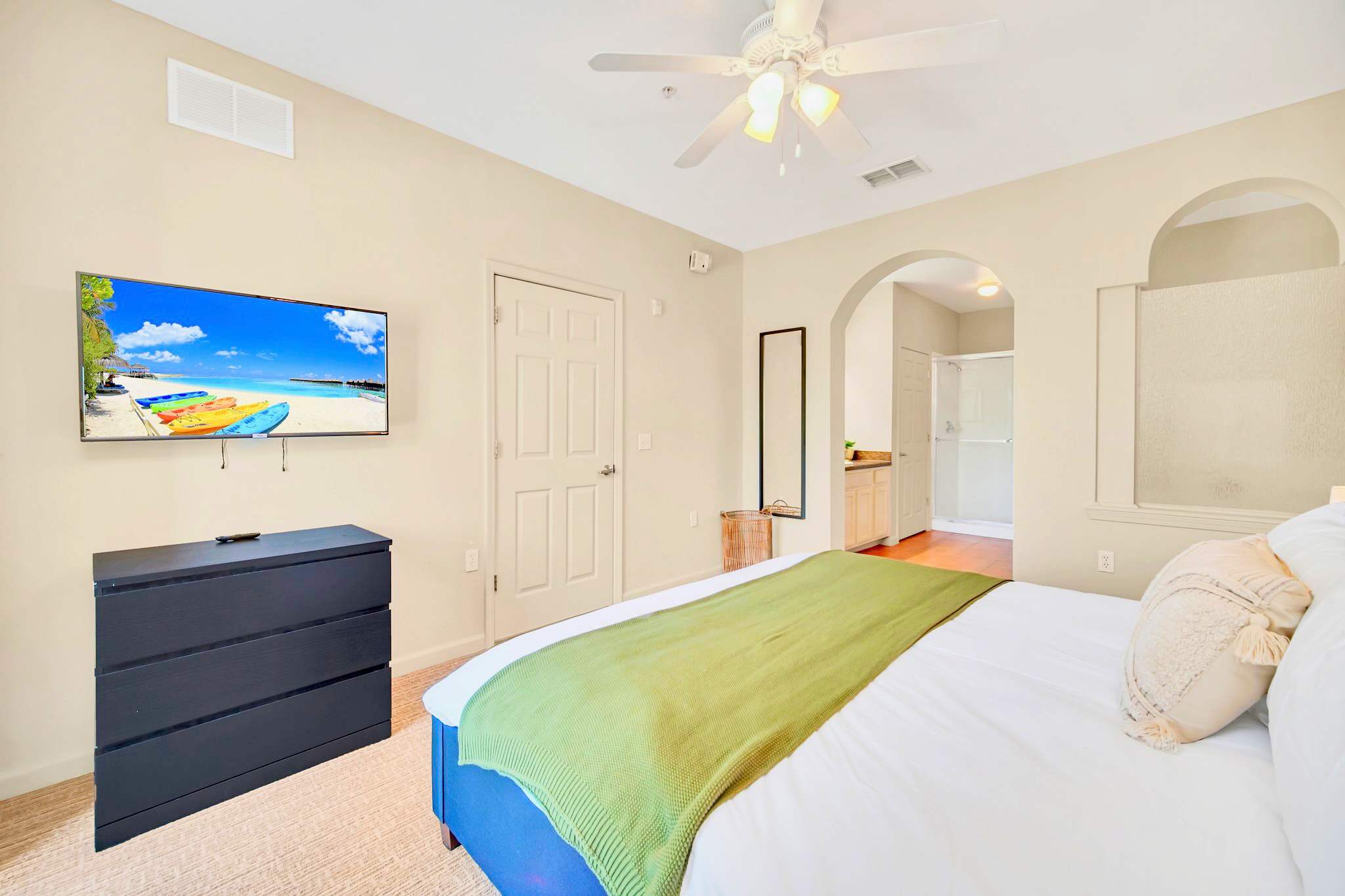 King bedroom with en-suite bathroom and smart TV 