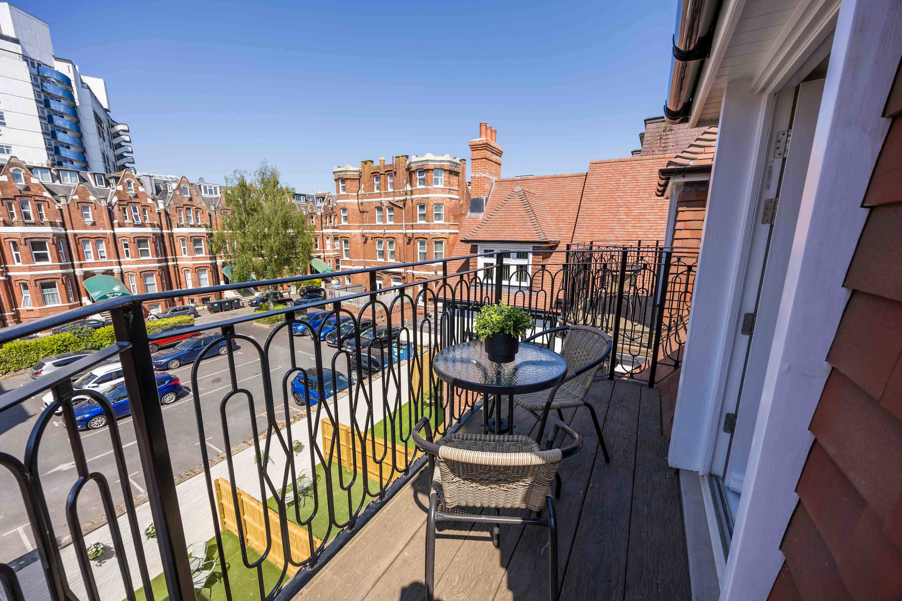 Newly Renovated Luxurious Retreat with Parking