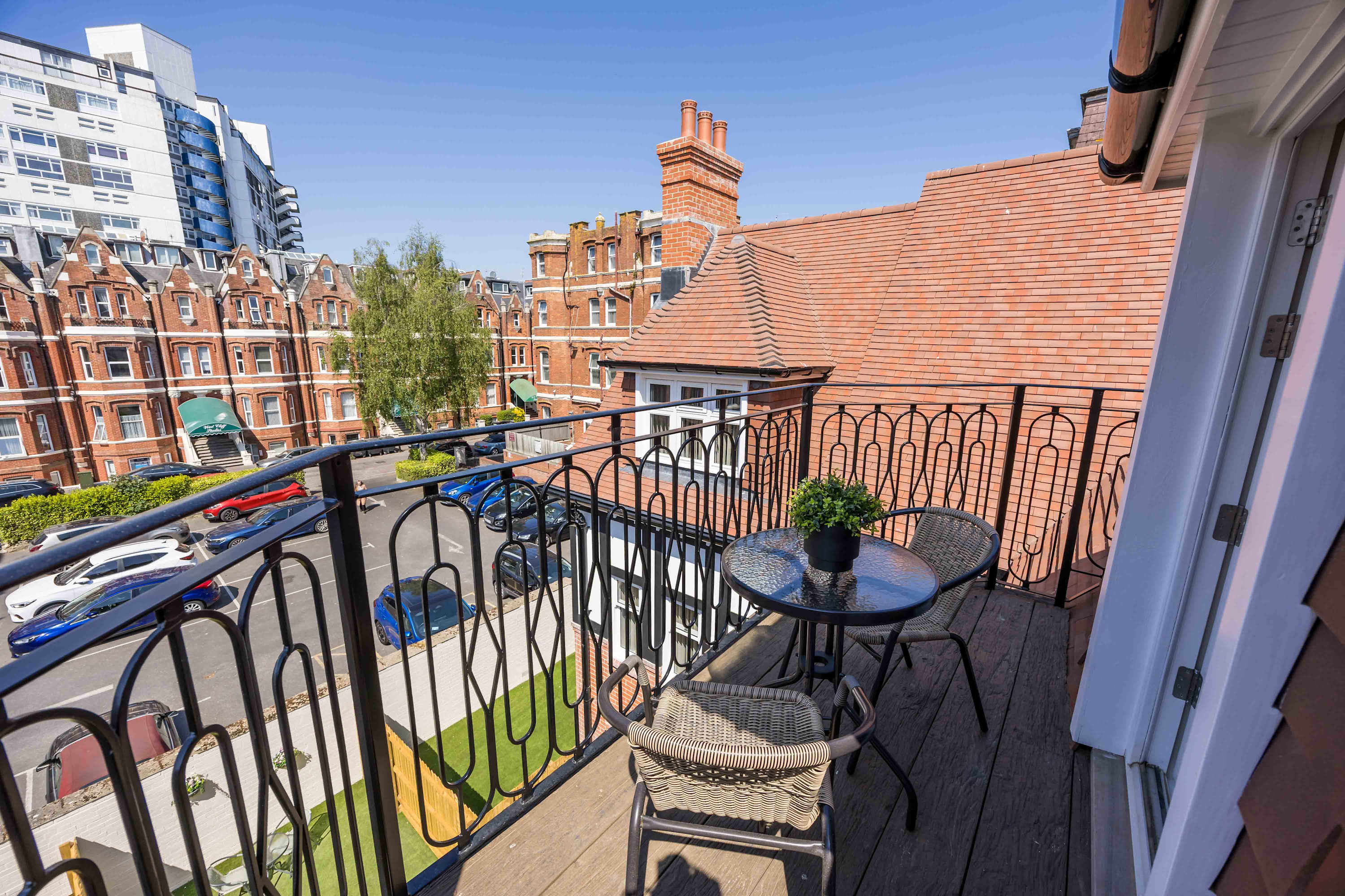 Newly Renovated Luxurious Retreat with Parking