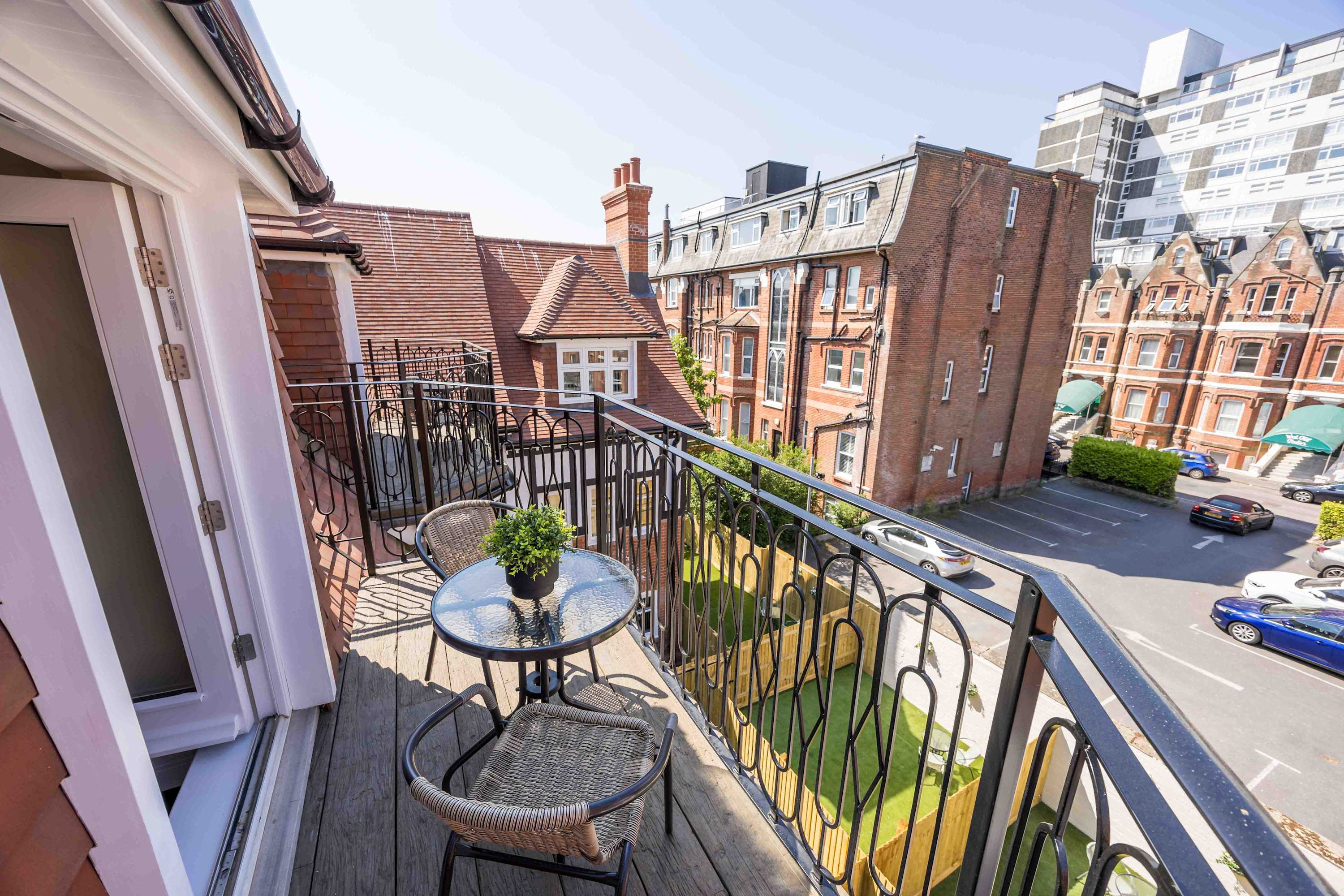 Newly Renovated Luxurious Retreat with Parking