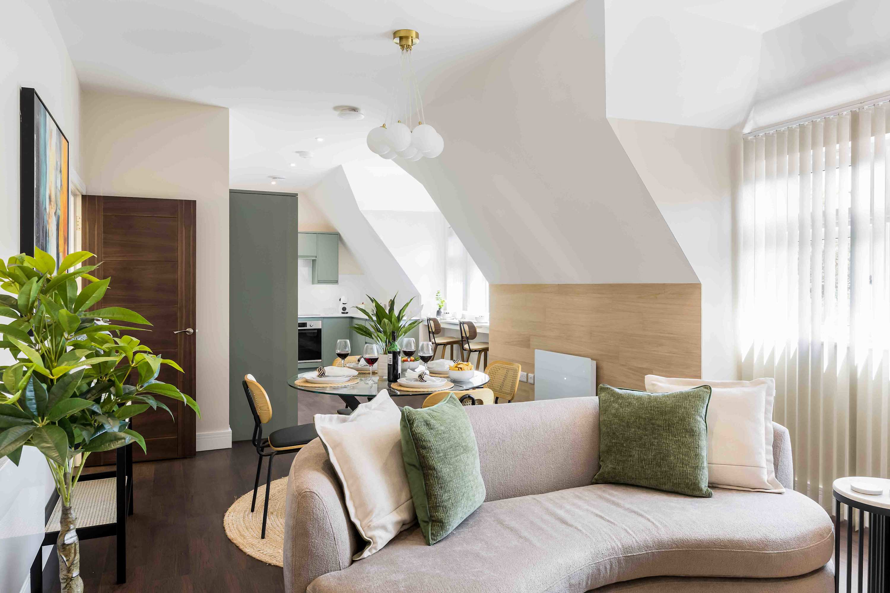 Newly Renovated Luxurious Retreat with Parking