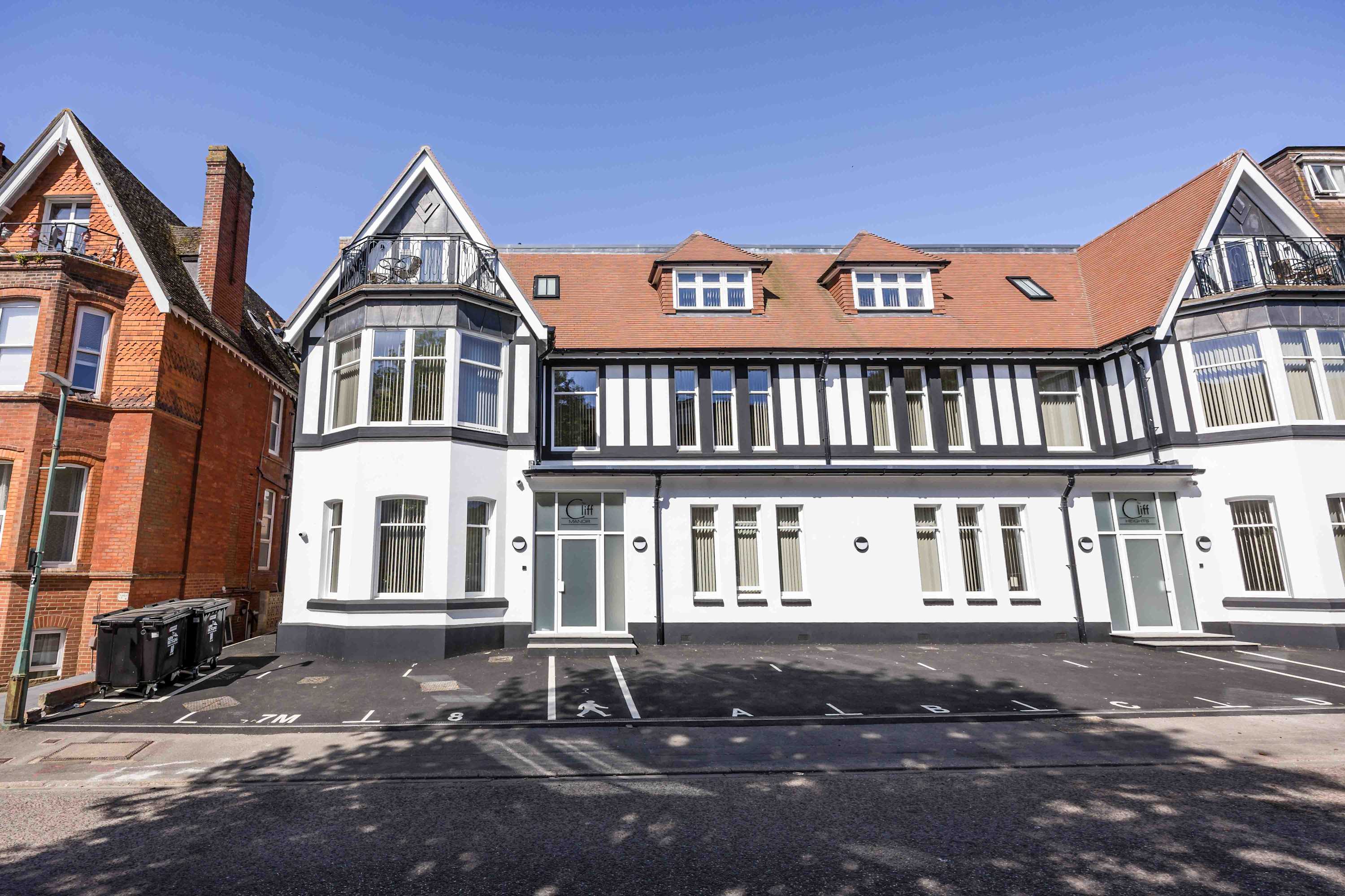 Newly Renovated Luxurious Retreat with Parking