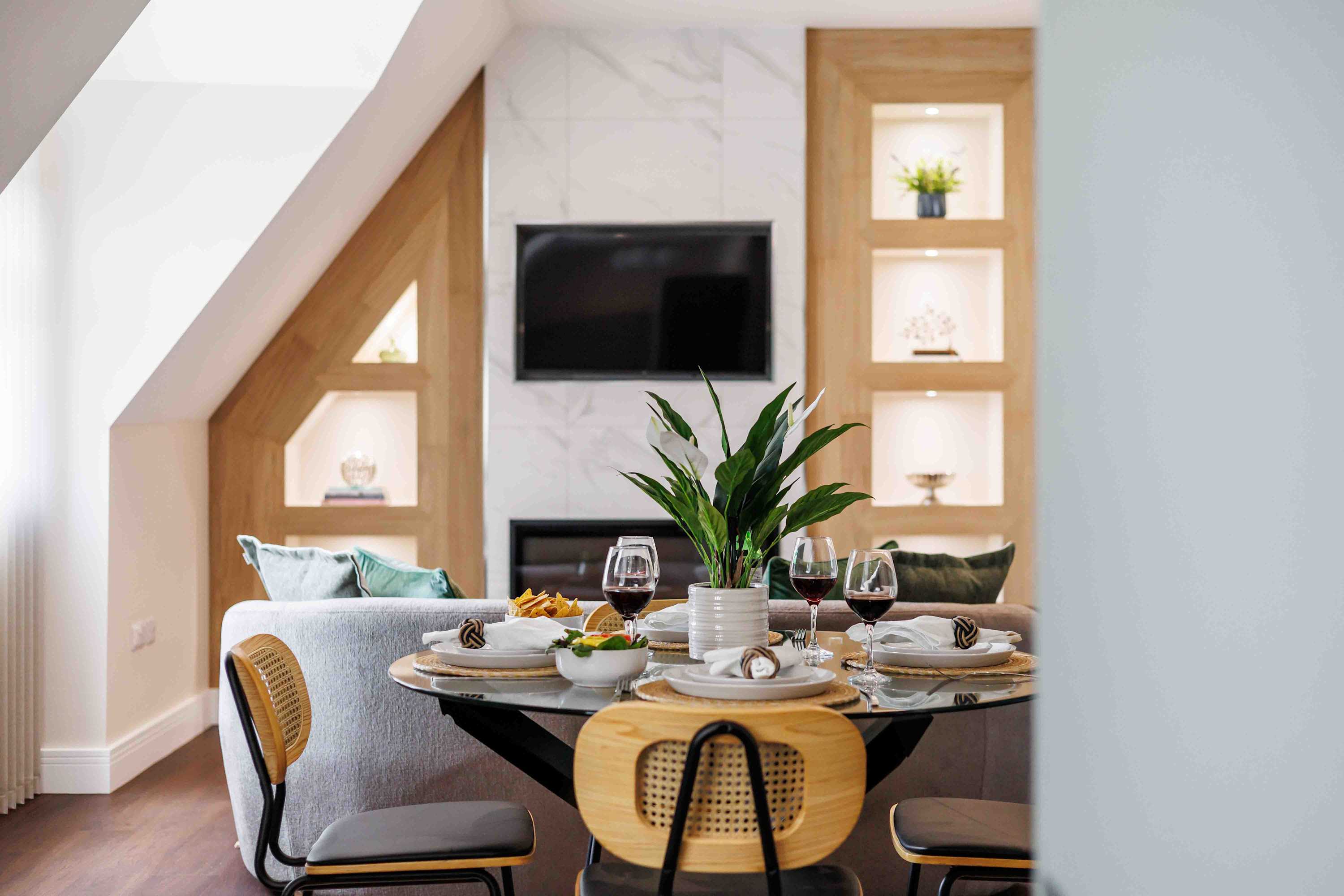 Newly Renovated Luxurious Retreat with Parking