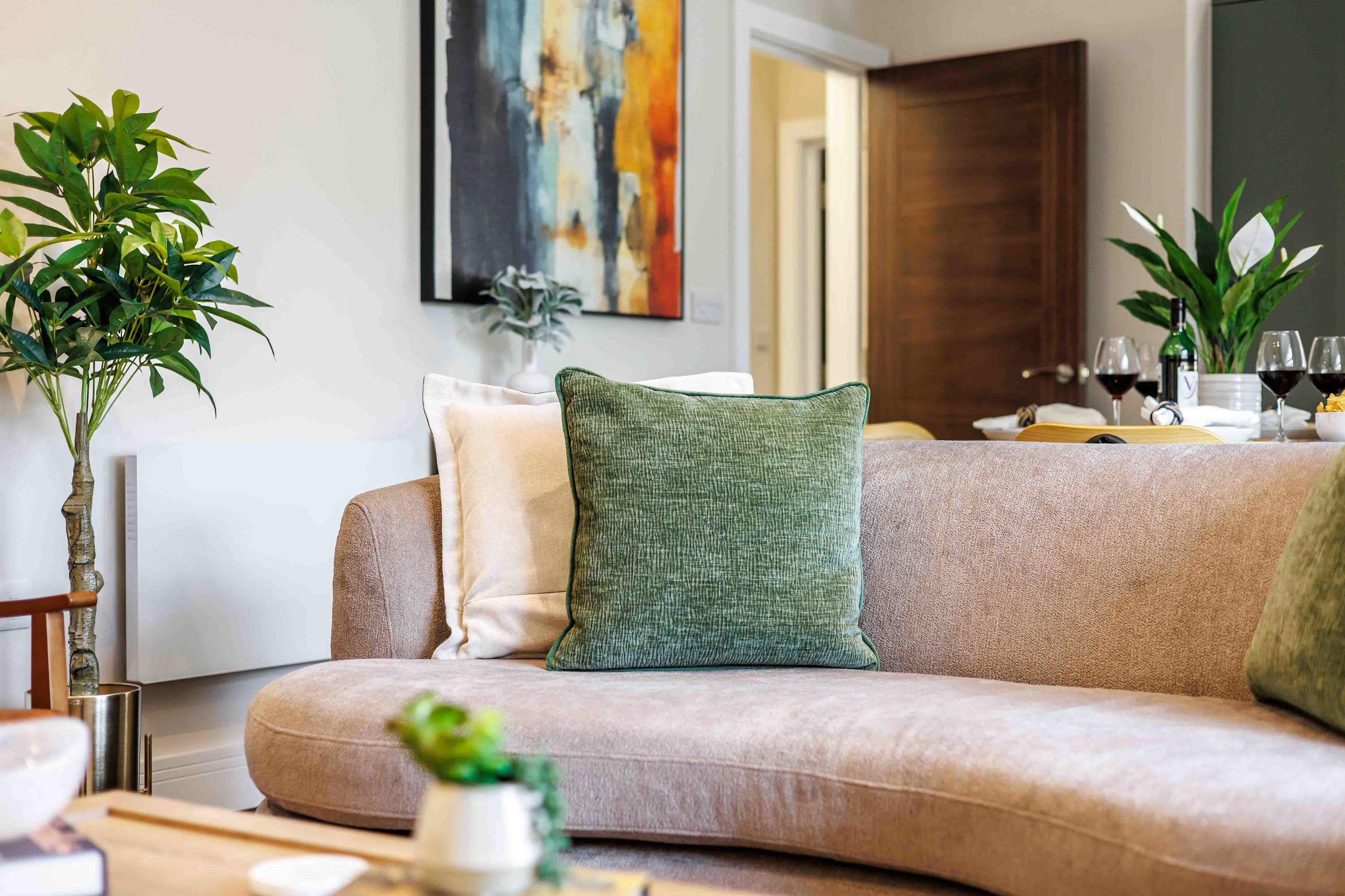 Newly Renovated Luxurious Retreat with Parking