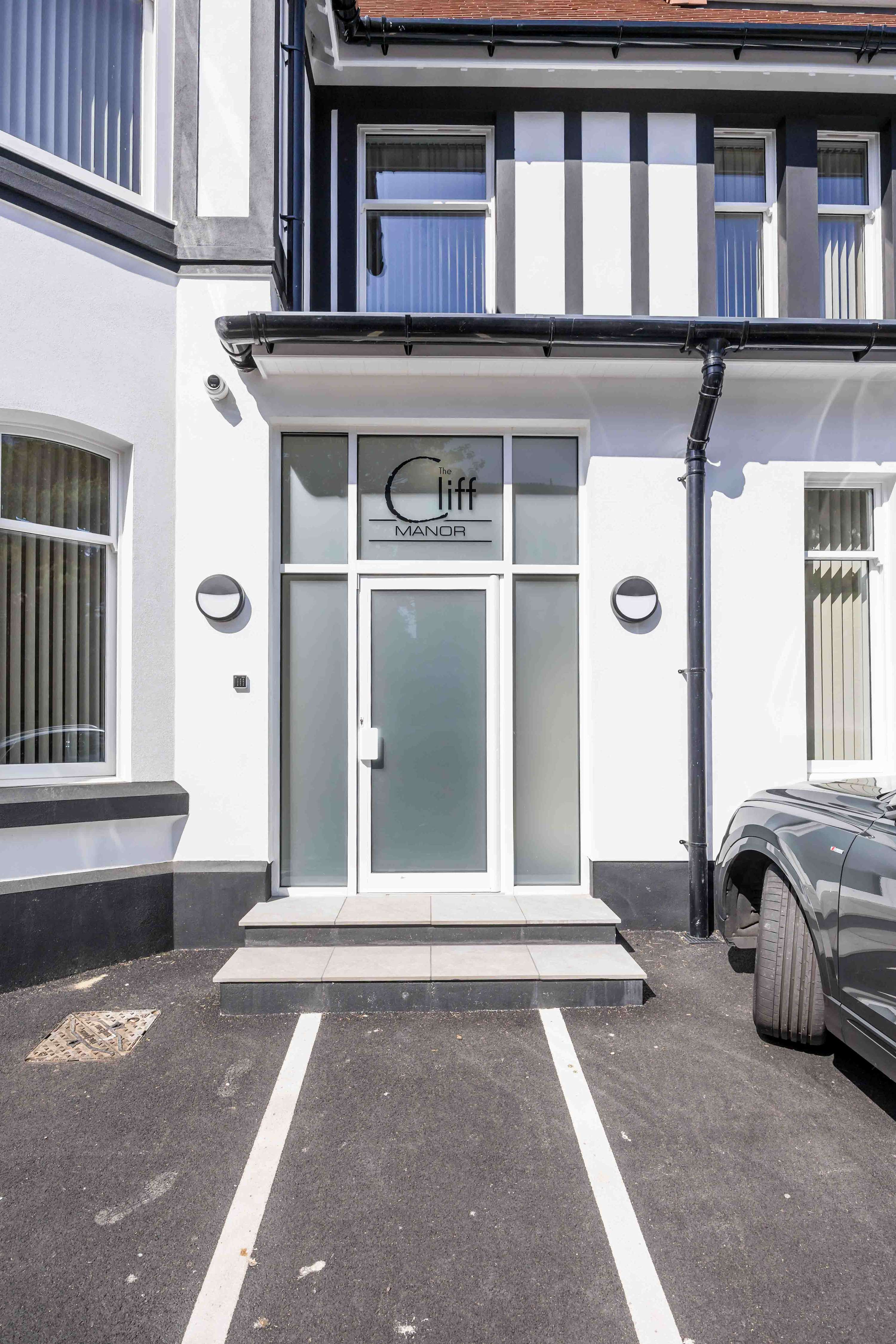 Newly Renovated Luxurious Retreat with Parking