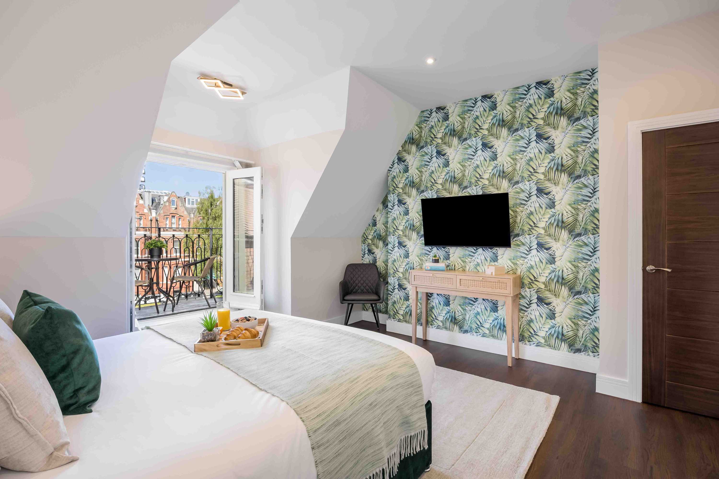 Newly Renovated Luxurious Retreat with Parking