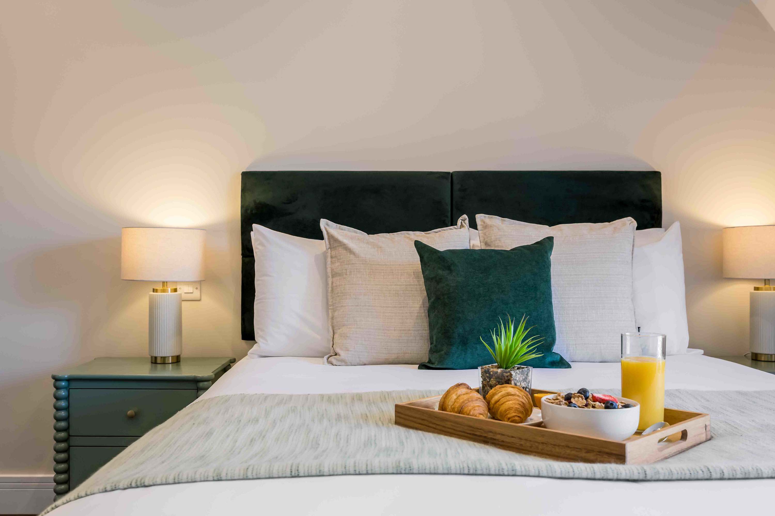 Newly Renovated Luxurious Retreat with Parking
