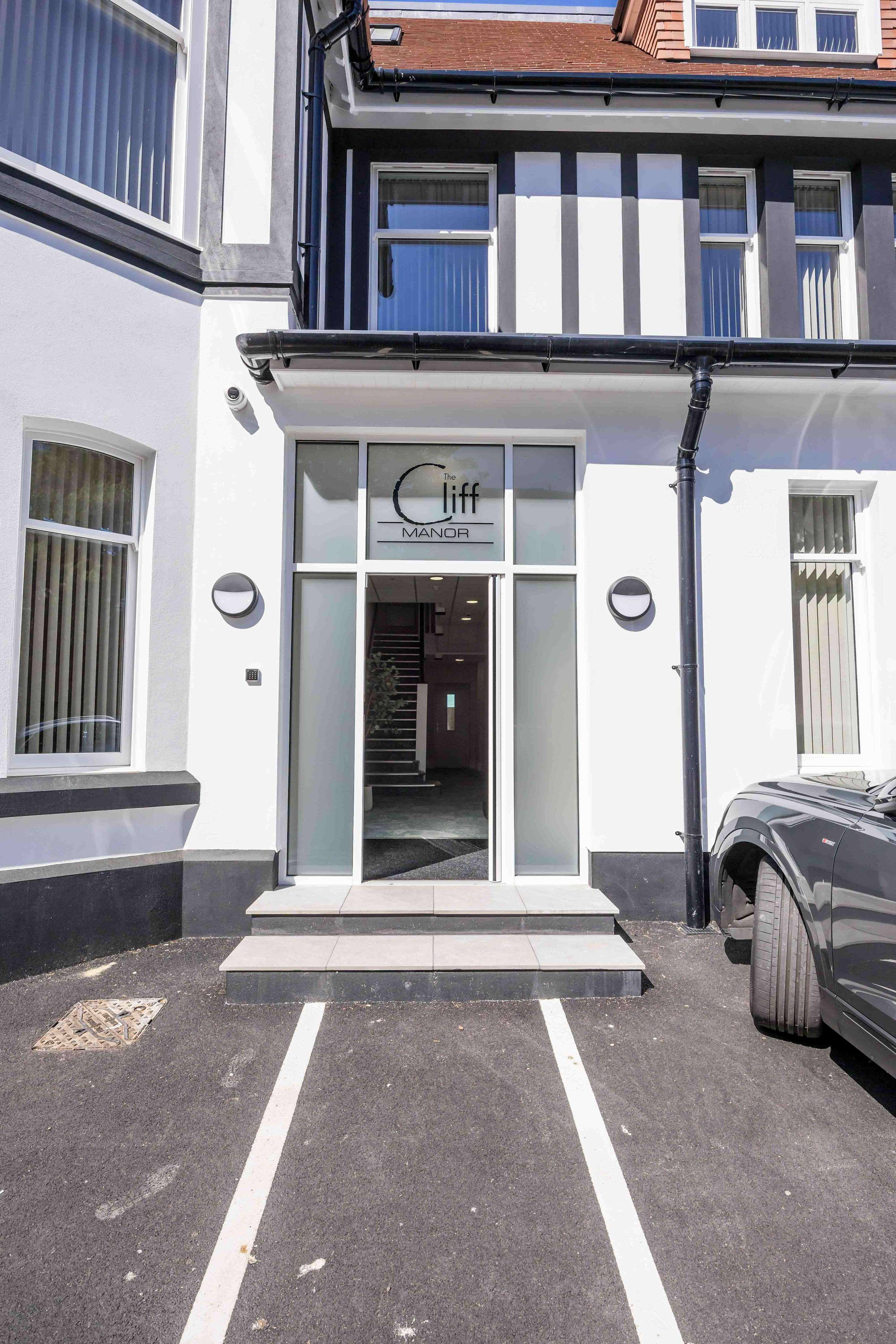Newly Renovated Luxurious Retreat with Parking