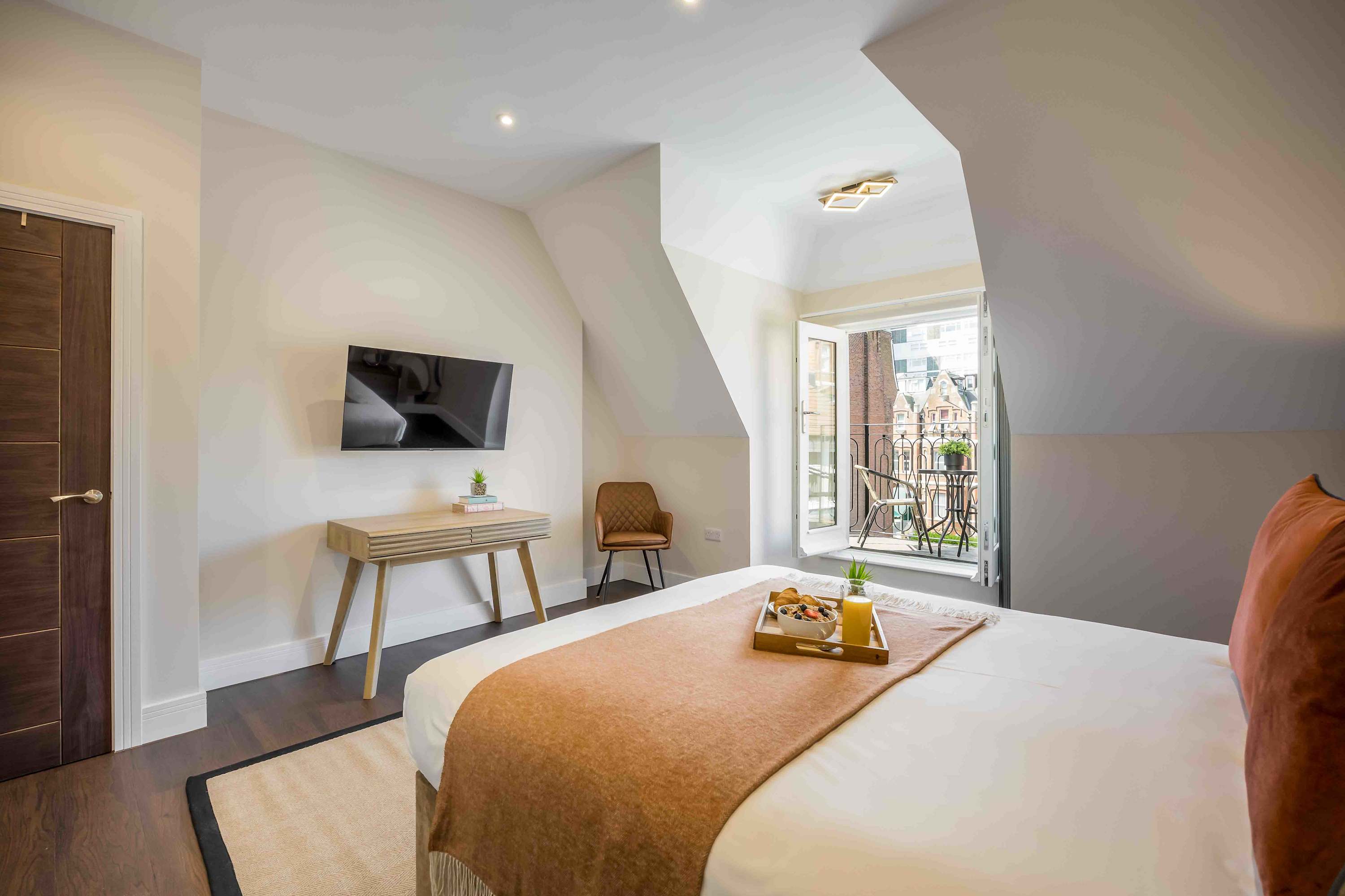 Newly Renovated Luxurious Retreat with Parking