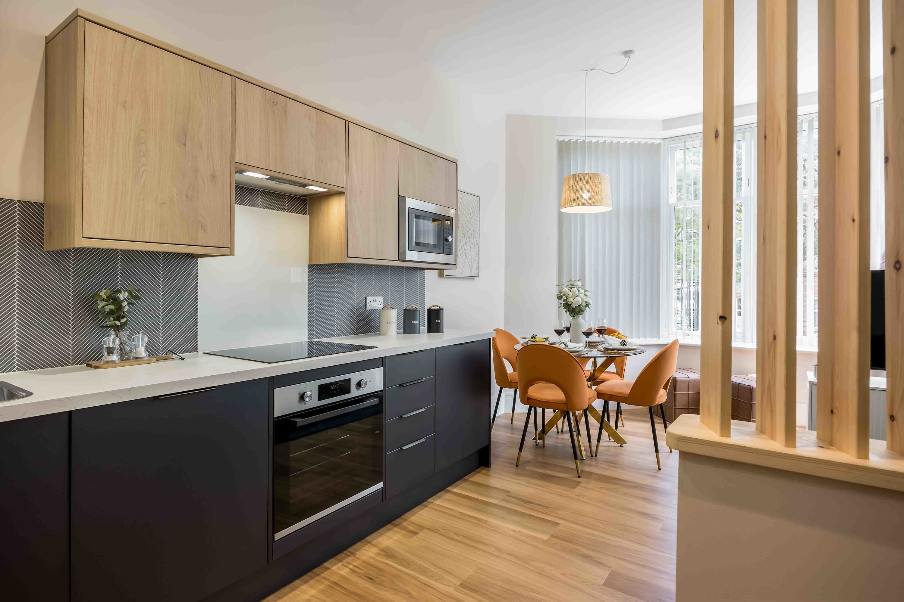 Luxurious Stylish Coastal Retreat with Parking - Photo 4