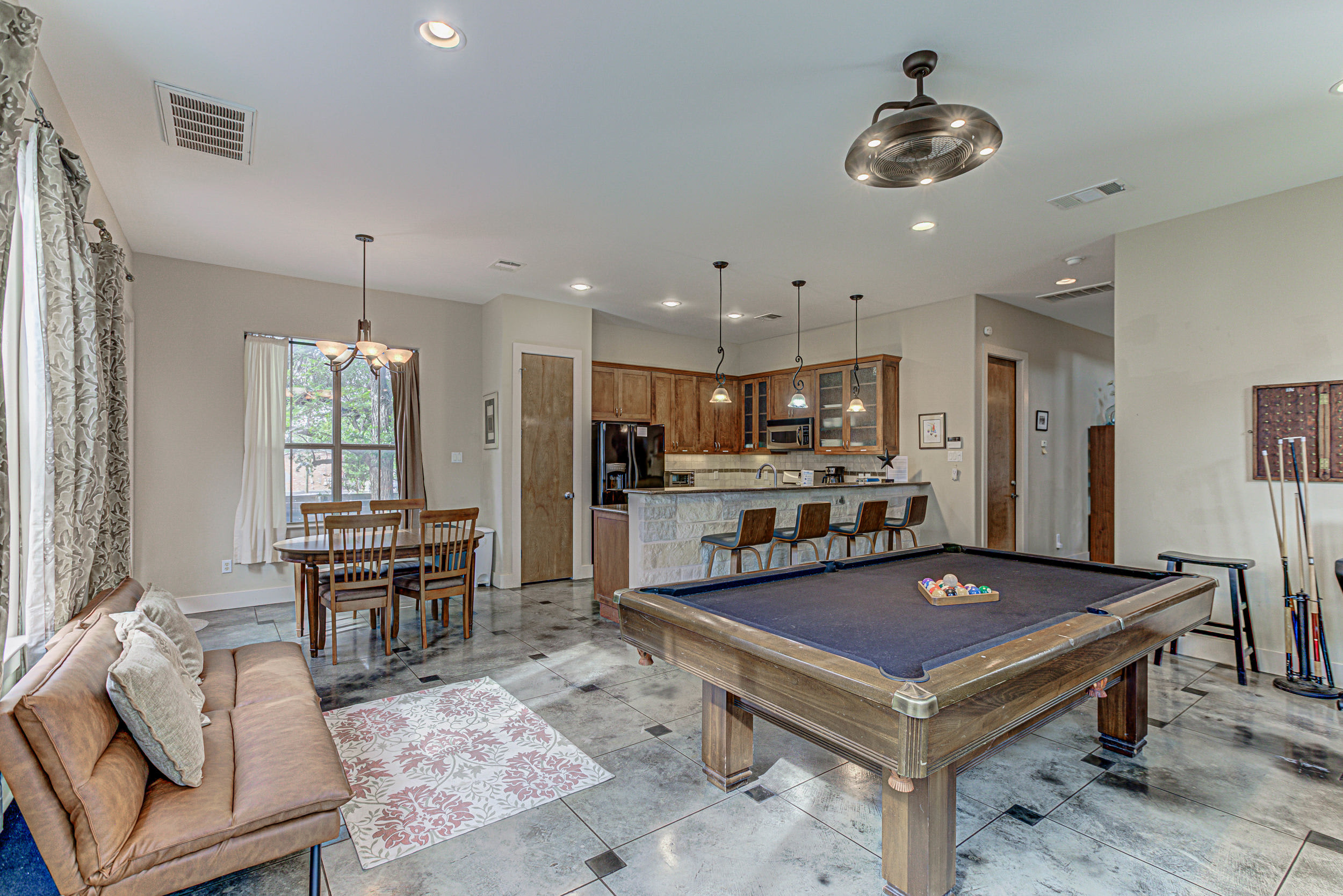 Charming 2BD w Billiards Near Lady Bird Lake DT