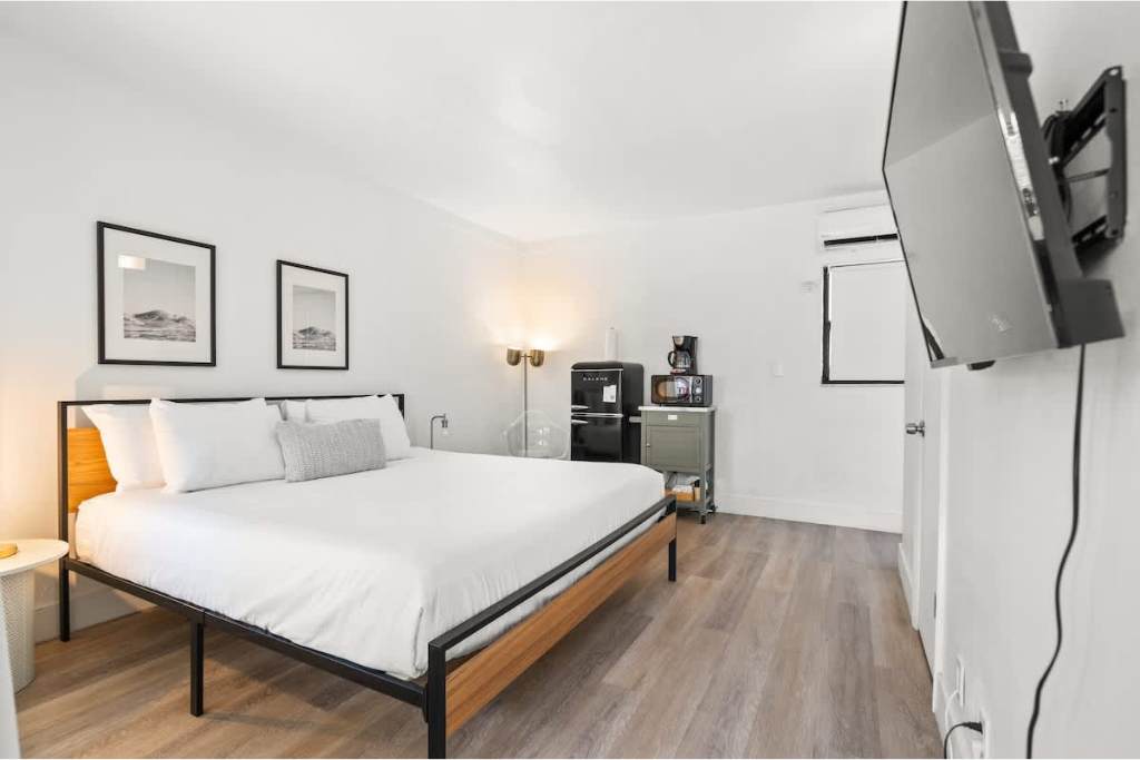 #202 Spacious guest suite with pool  in Ft Lauderdale, Fl  just a few steps away from the beach - Picture 1