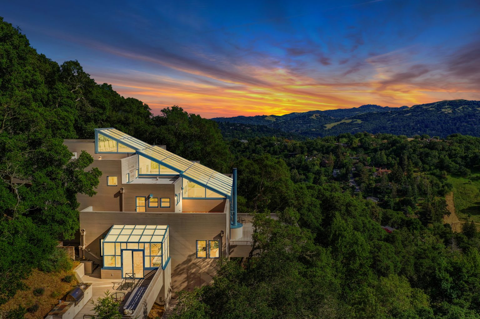 5 Br Sleeps 8! Hot tub~Dog Friendly~Stunning Views