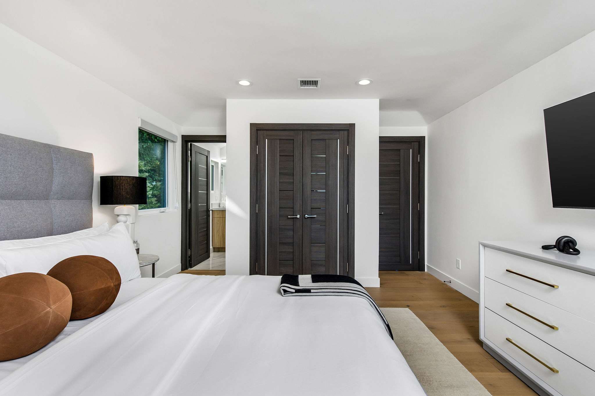 King frame, quality linens, and real comfort