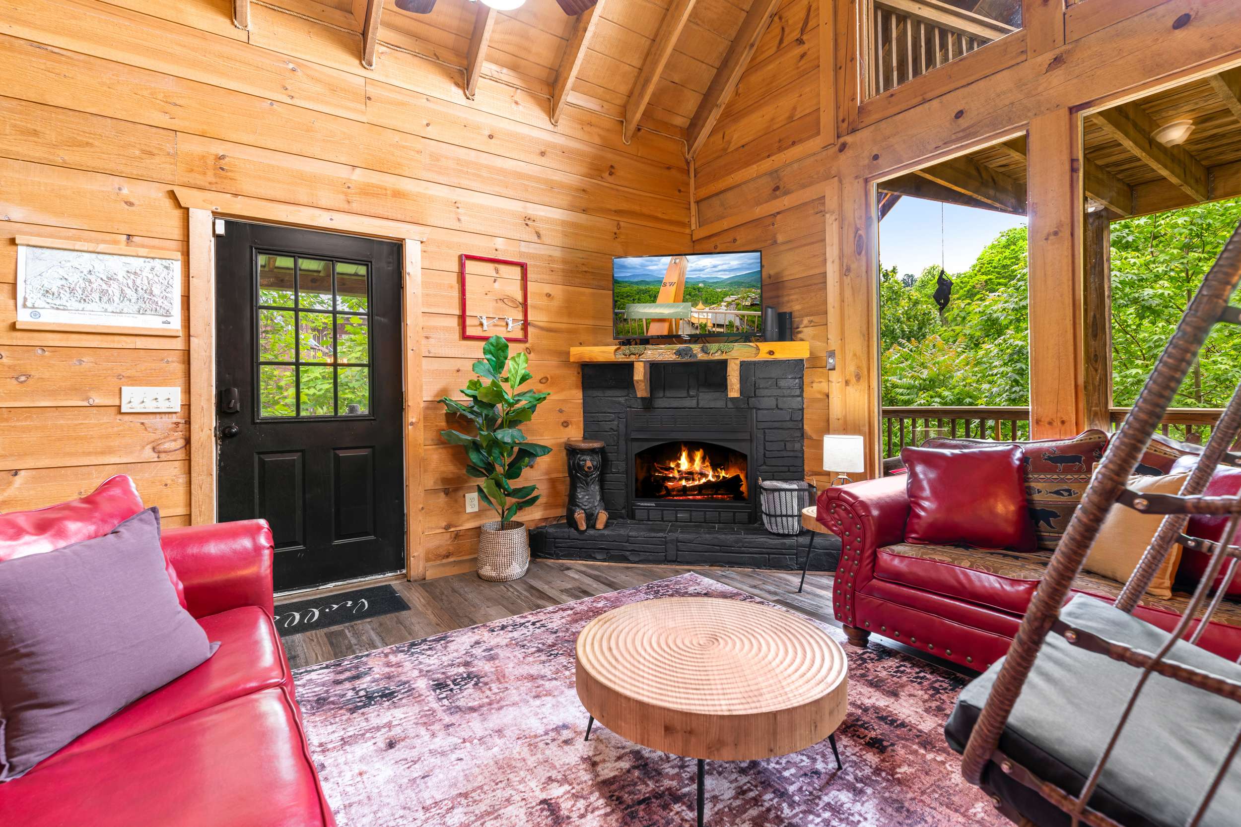 Secluded Cabin for 12 w Game Room Hot Tub