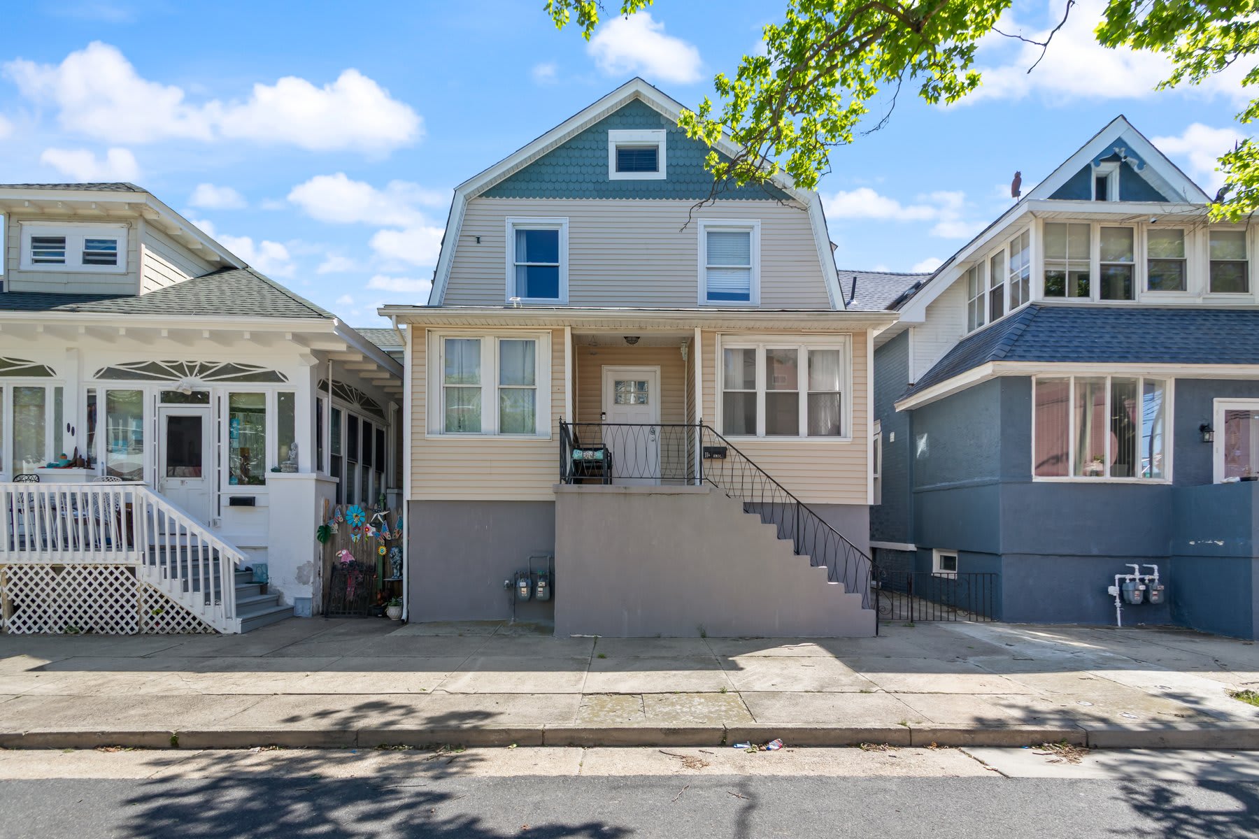 Dazzling Bungalow within 2 Blocks of Beach