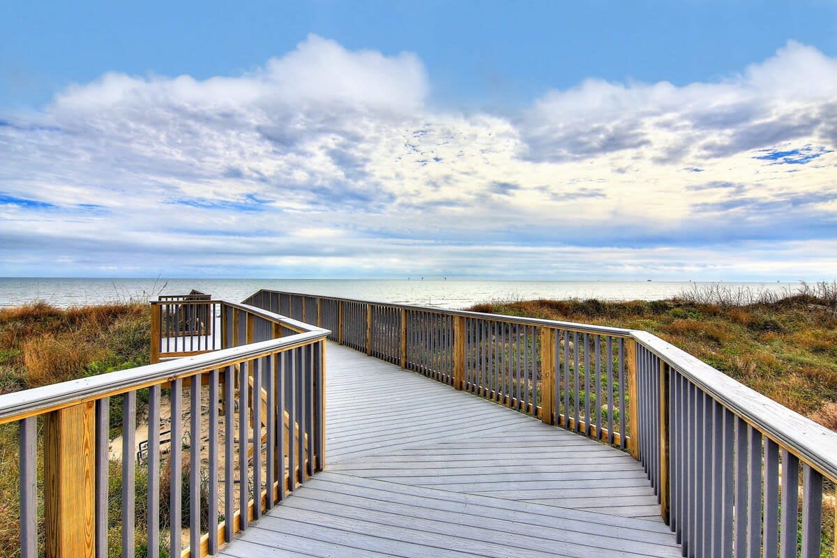 Top Floor, Pool, Steps to Beach | Beach Haven