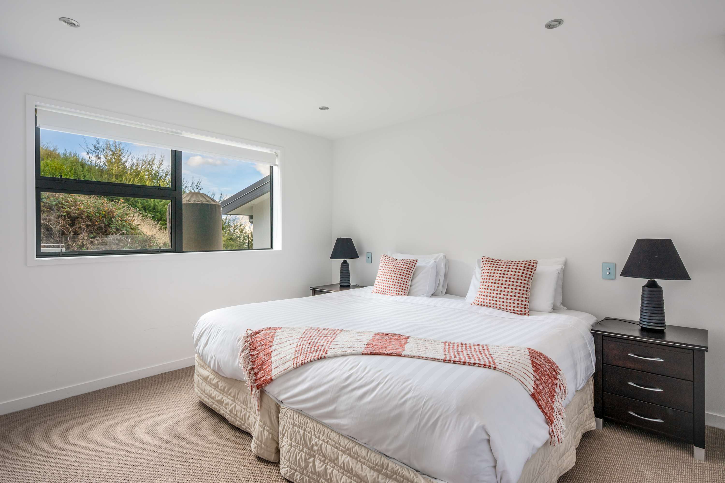 5th Bedroom with a king bed that can be split into two singles.
