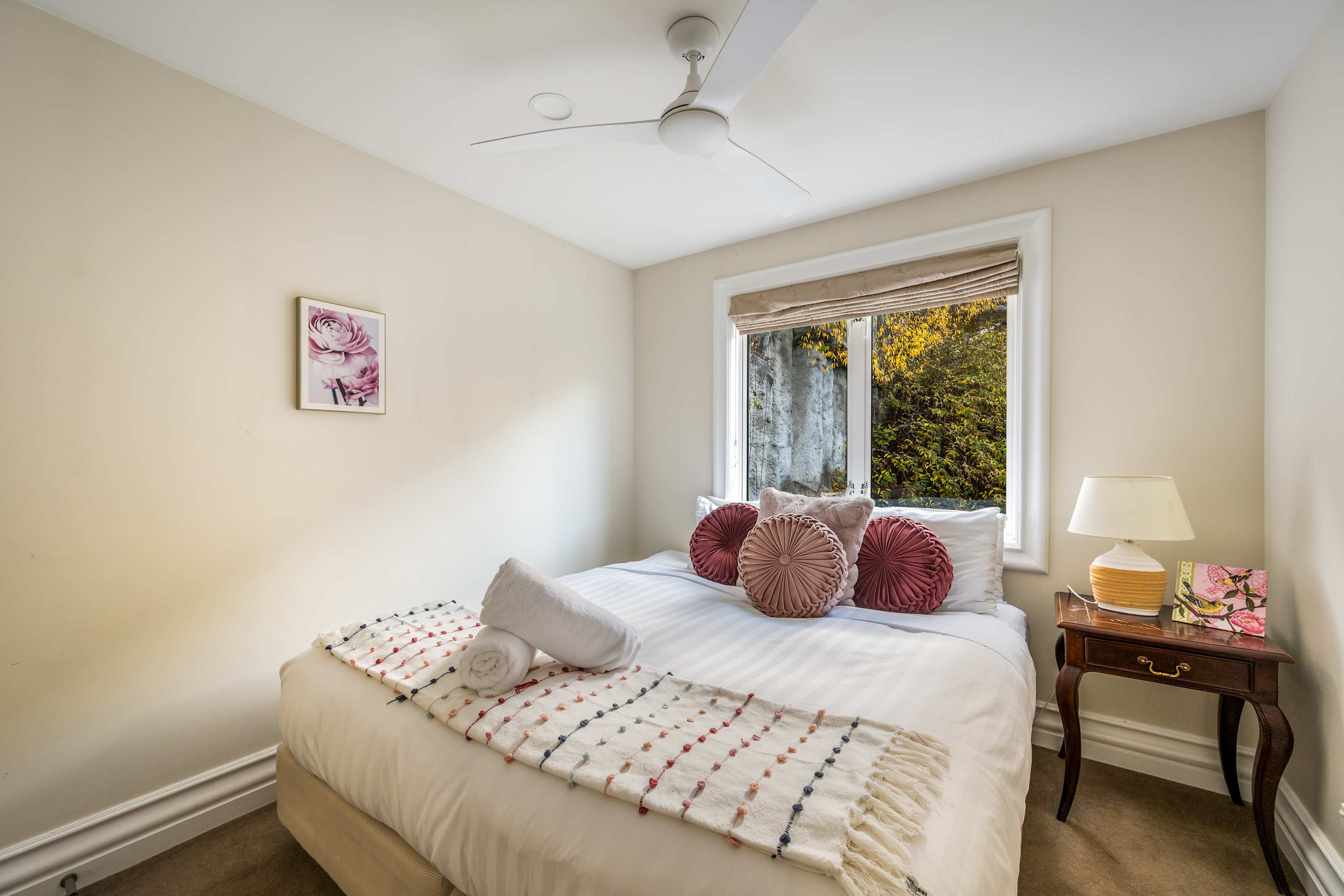 Bedroom 3 with versatile king split